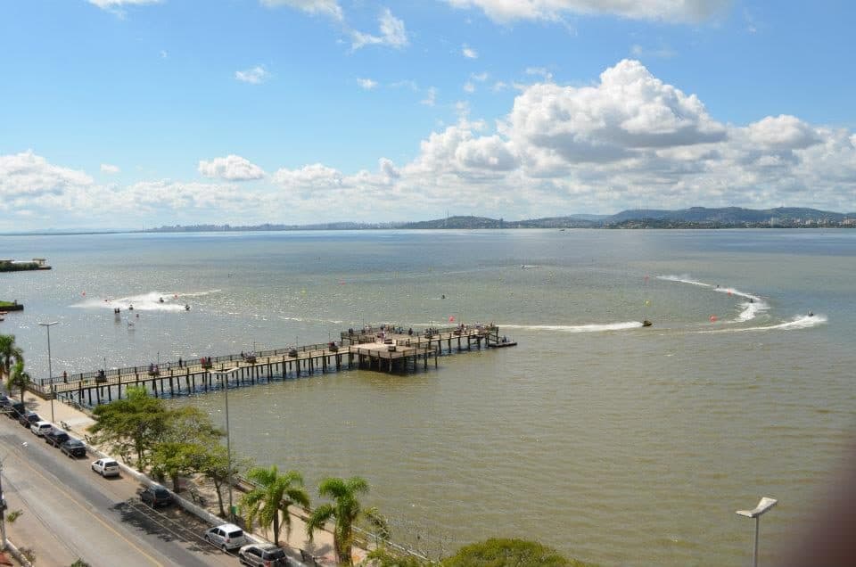 Vista do Píer de Guaíba avançando sobre as águas