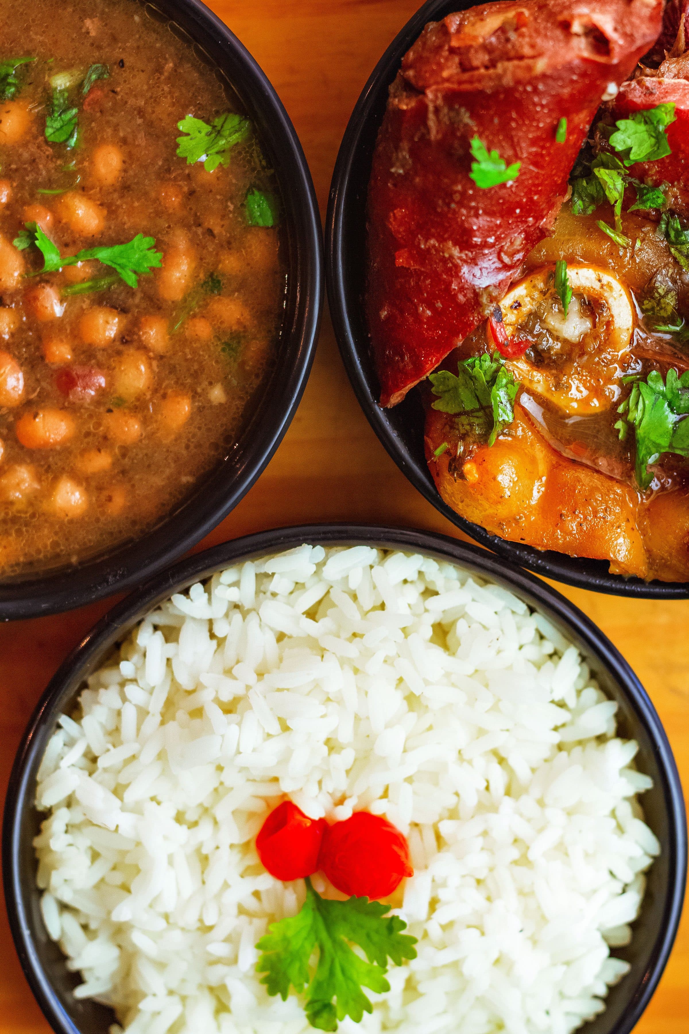 Refeição indiana servida em tigelas com curry, arroz, feijão e ervas