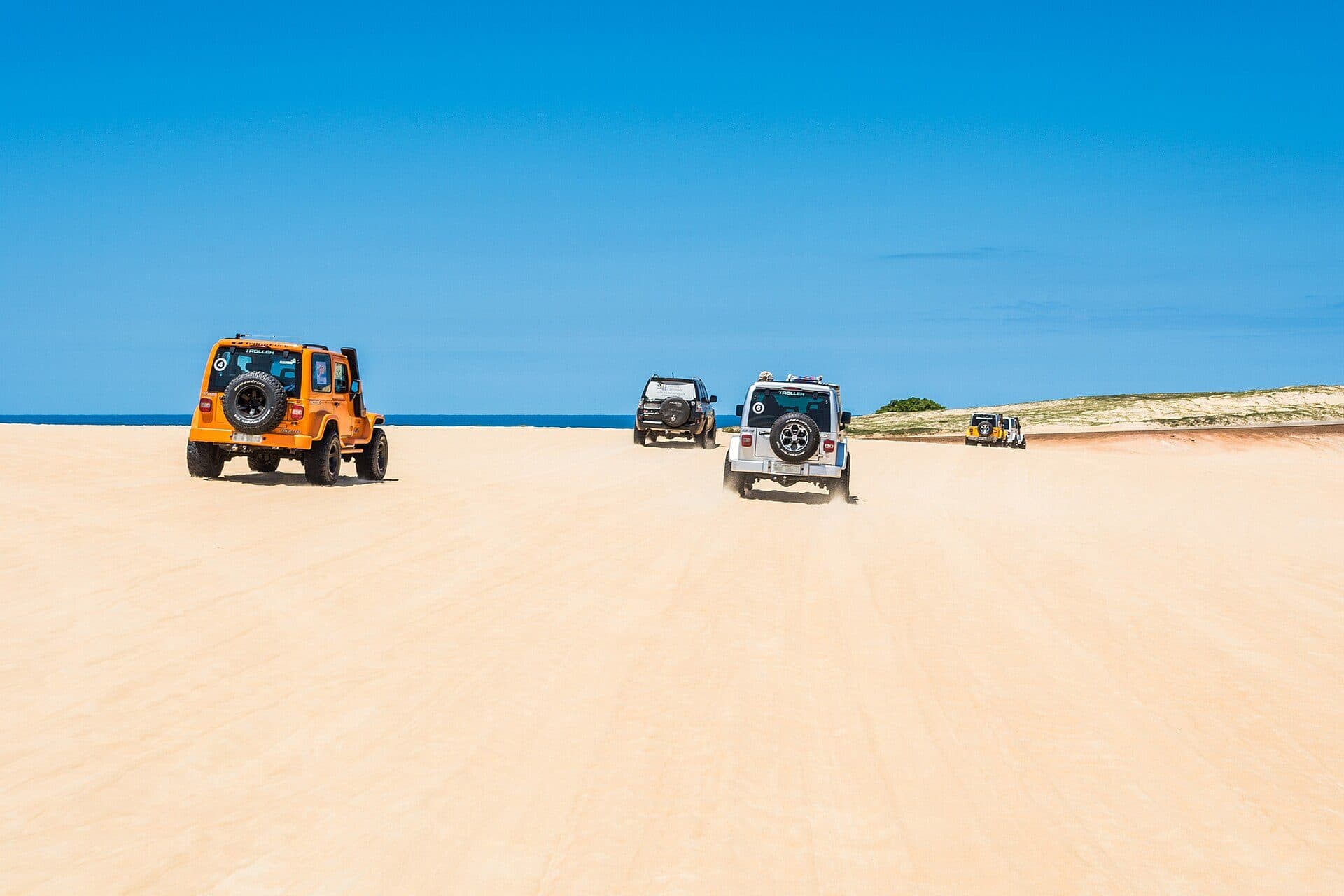 Passeio de buggy pelas areias do Parque das Dunas de Genipabu, no Rio Grande do Norte