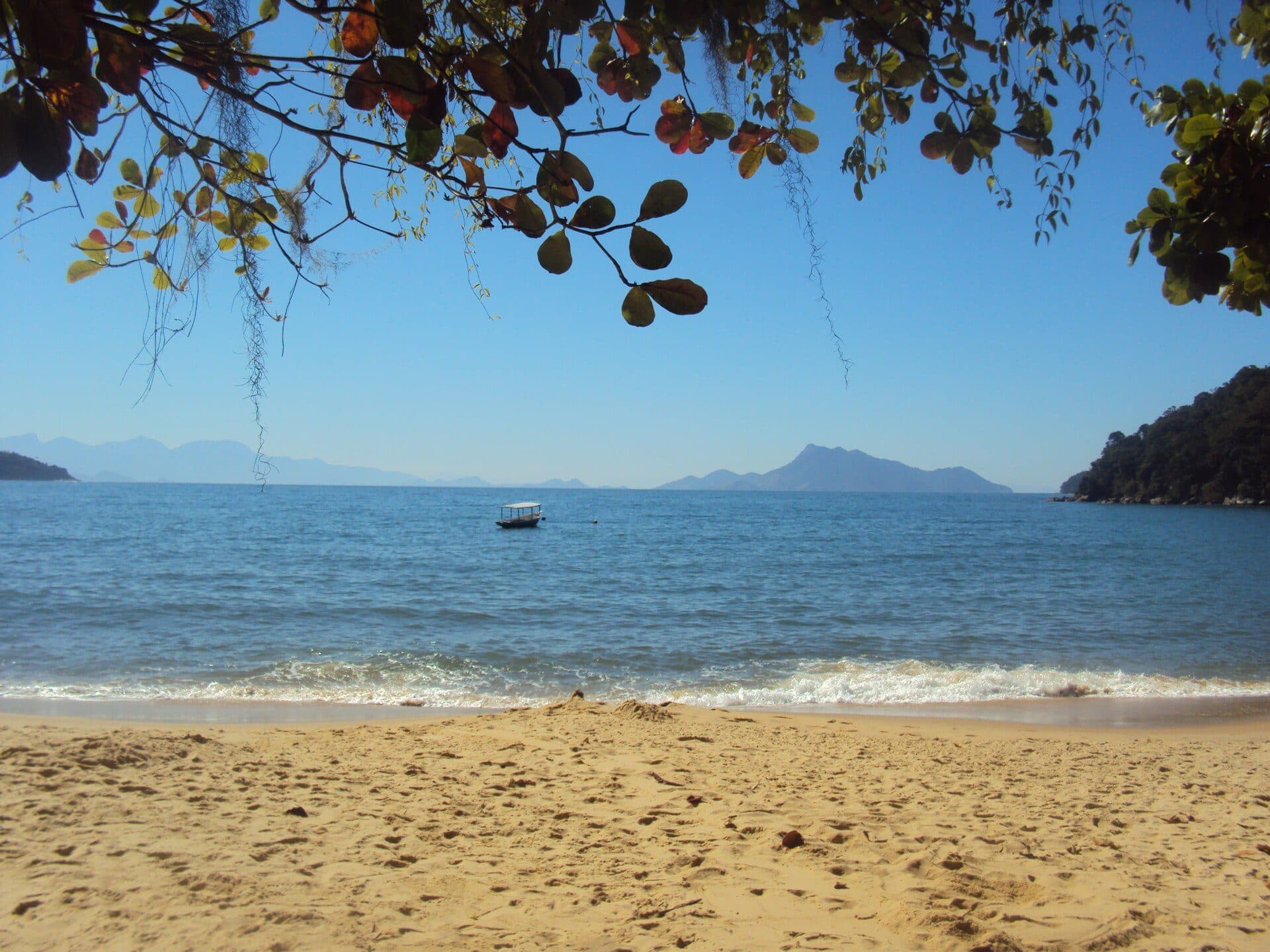 Vista da orla e da faixa de areia na Praia de Palmas