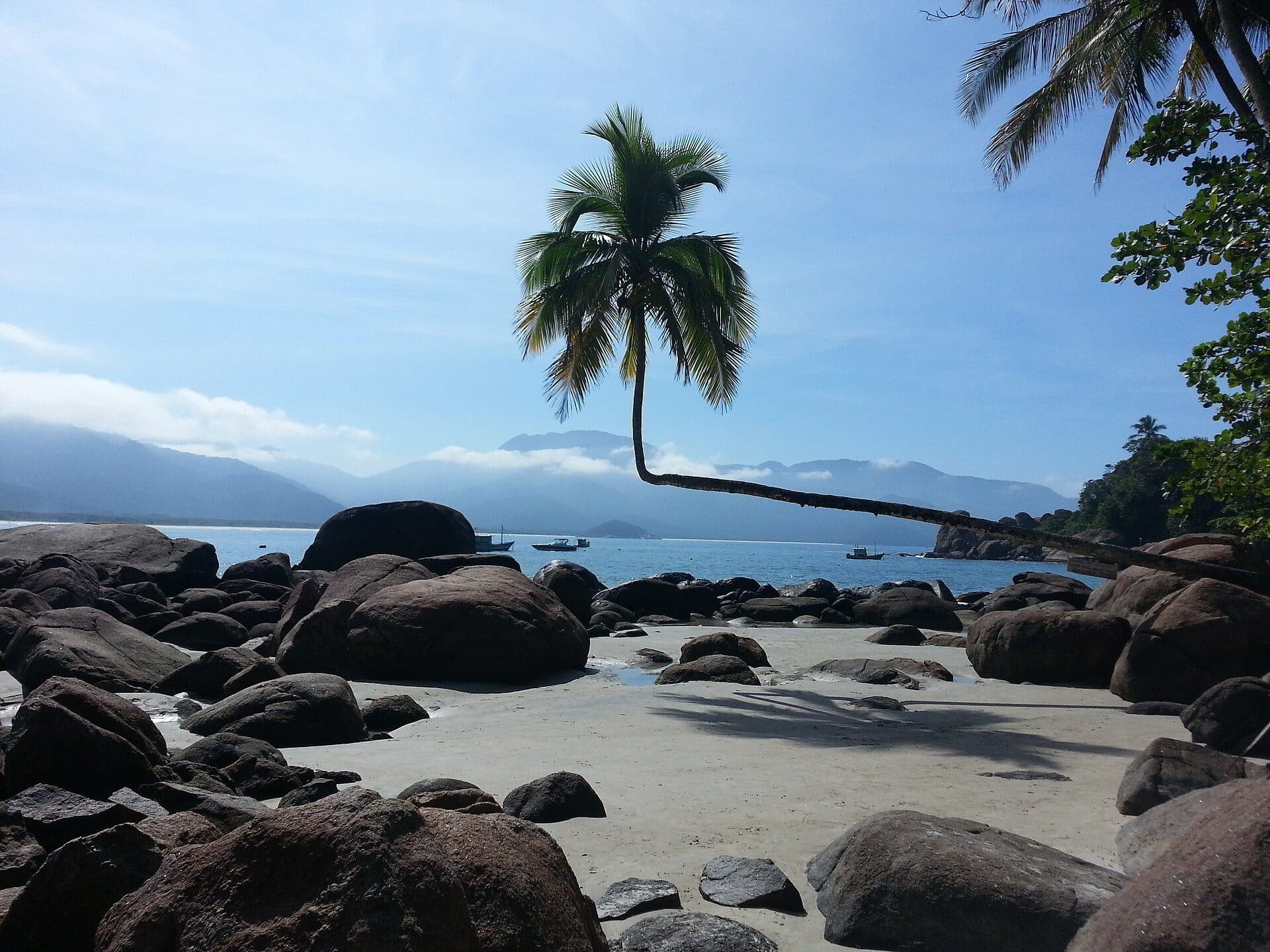 Vista da faixa de areia e do mar na Praia do Aventureiro em Ilha Grande