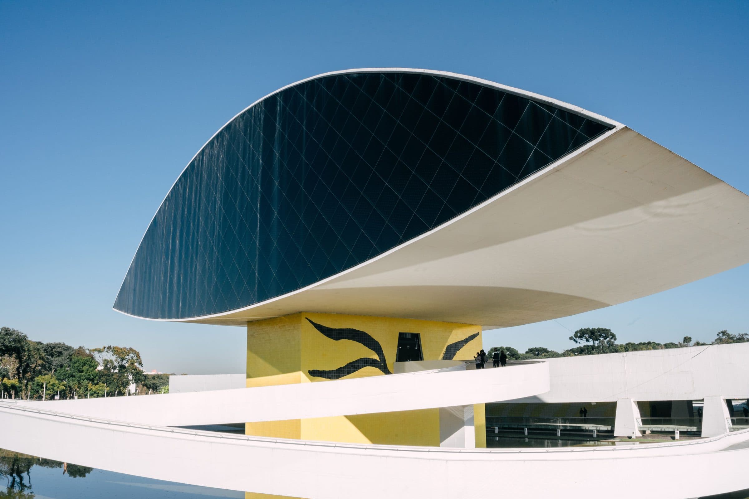 Vista do Museu Oscar Niemeyer em Curitiba, com sua arquitetura em formato de olho