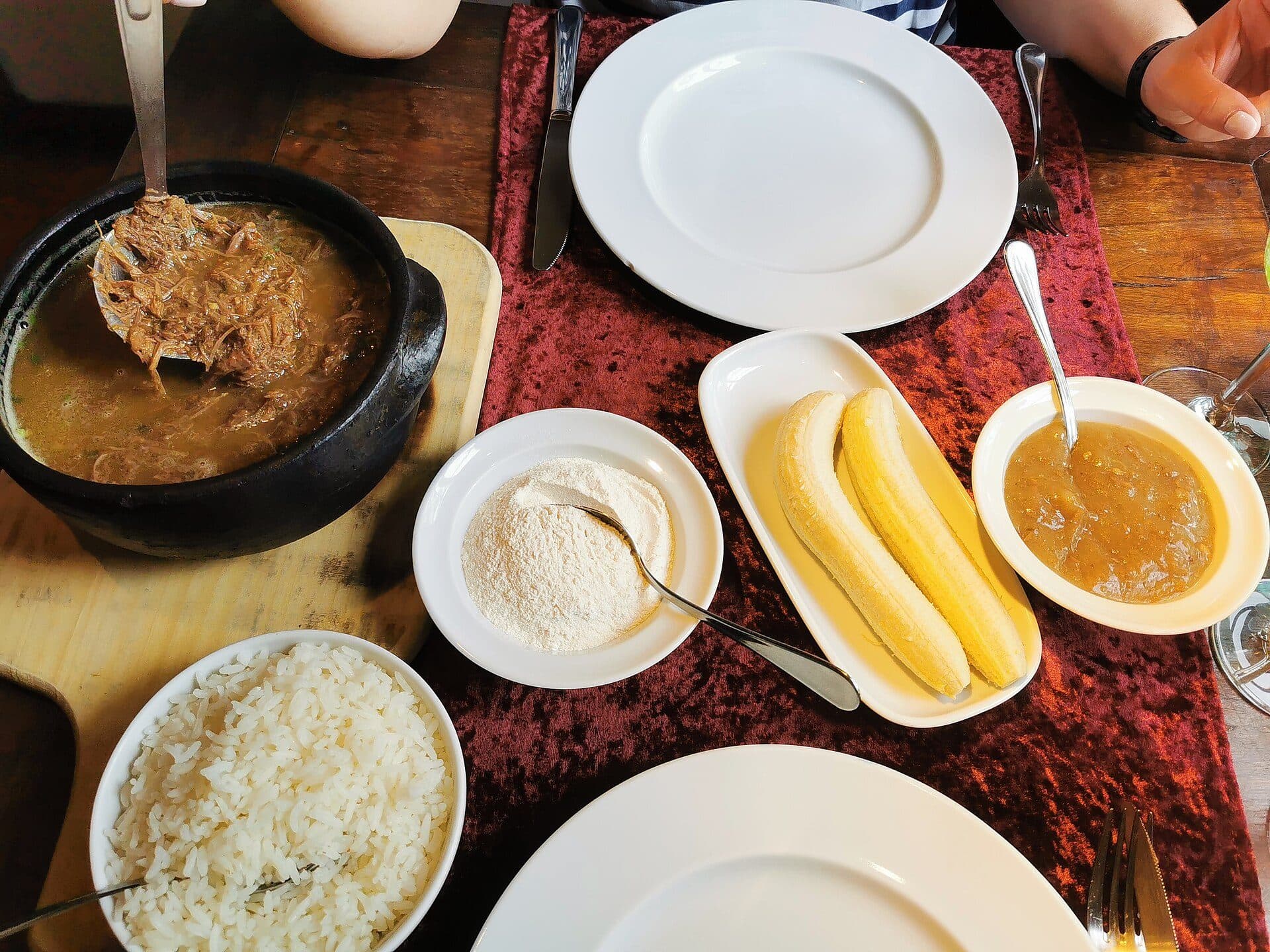 Prato de barreado típico da culinária paranaense