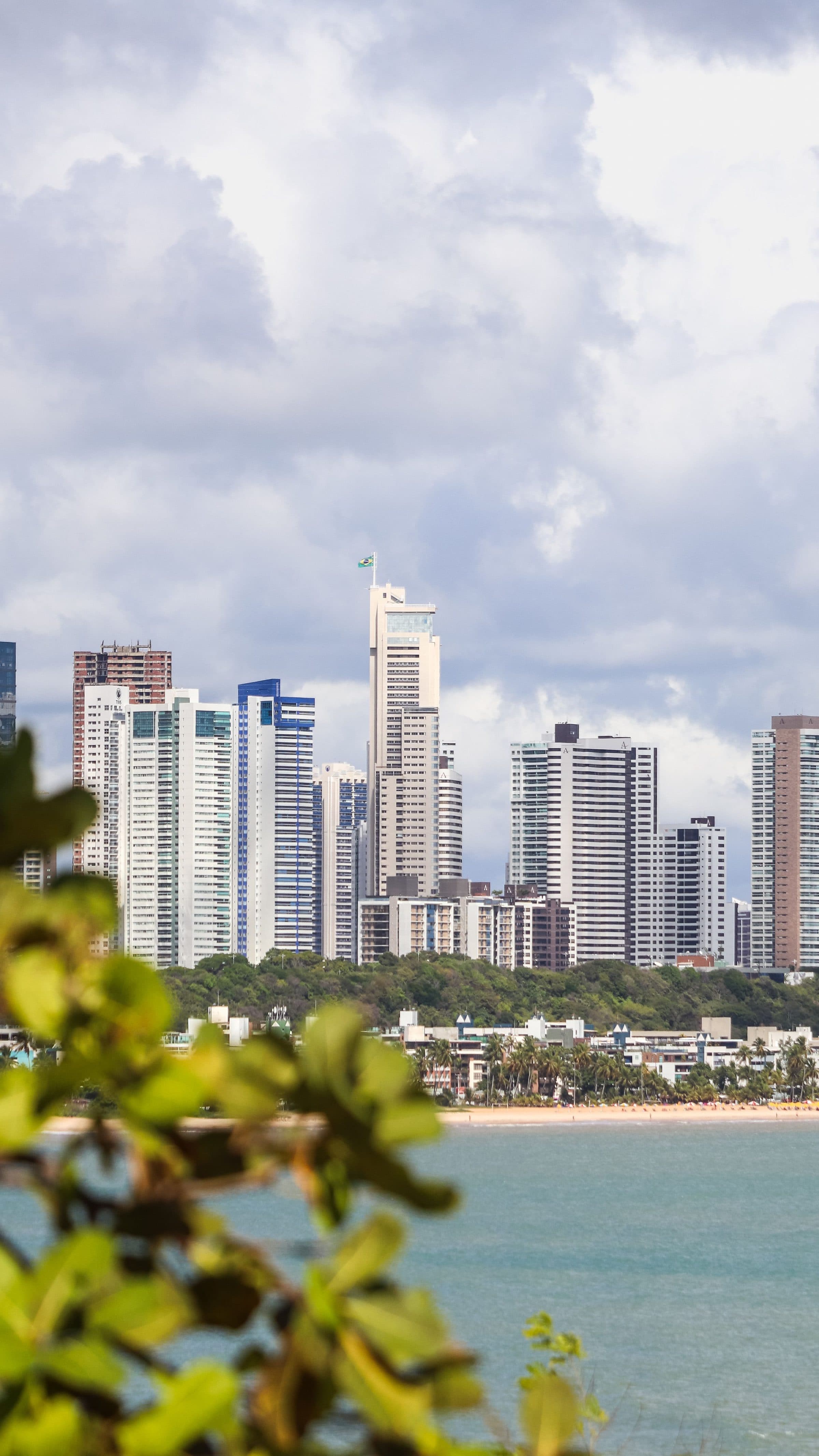 Vista dos arranha-céus modernos de João Pessoa sob o céu nublado