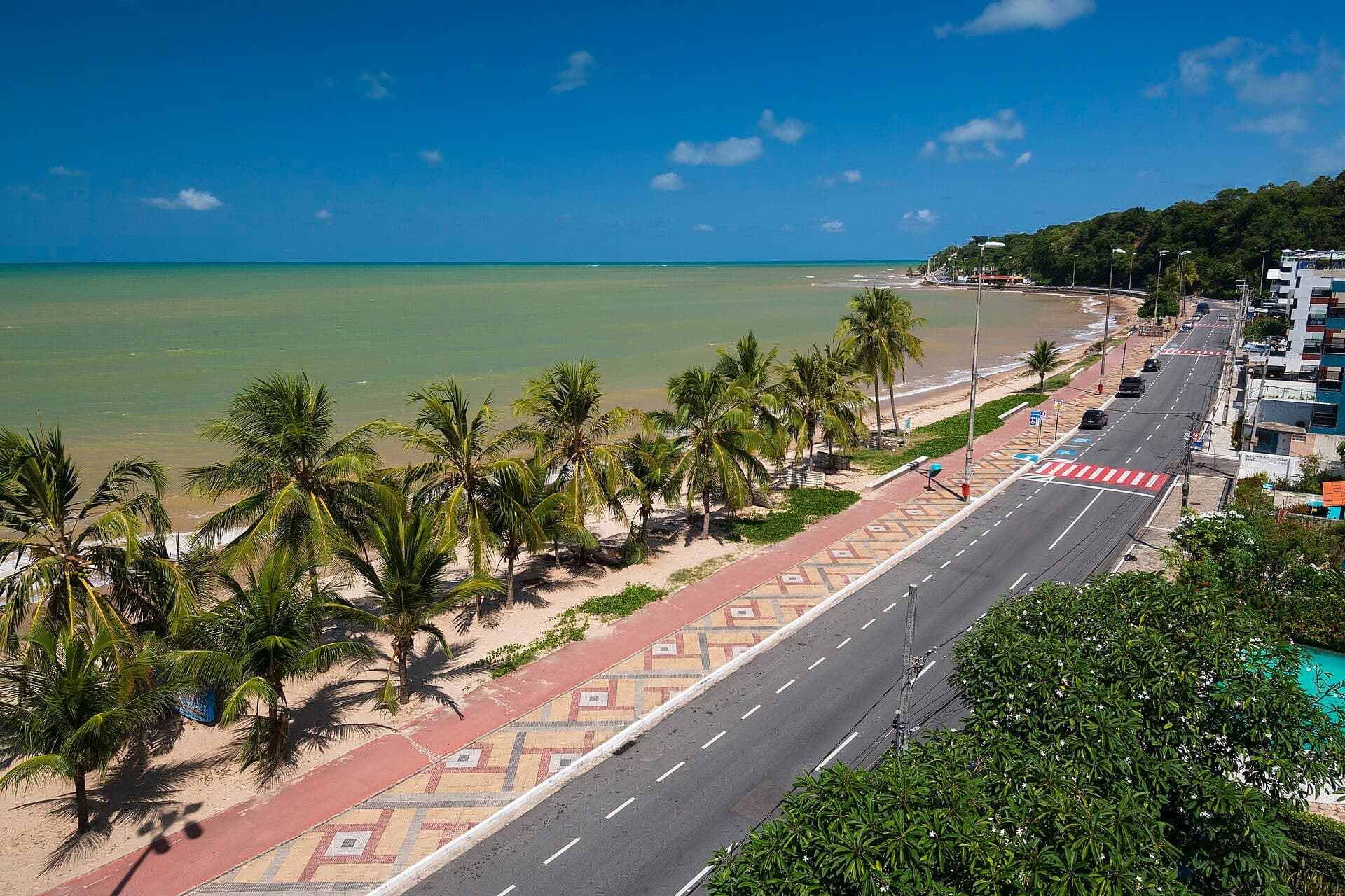 Vista do trecho final da Avenida Cabo Branco na orla de João Pessoa