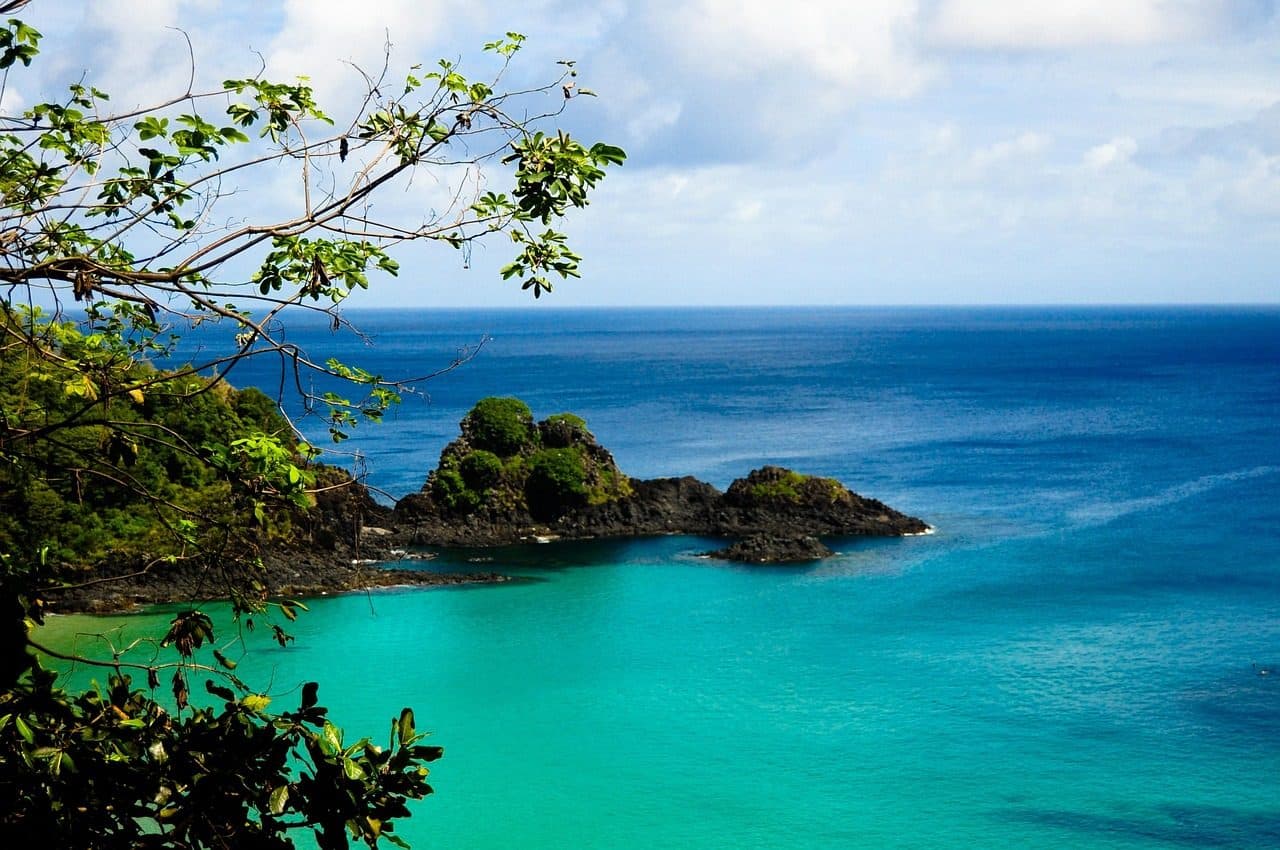 Paisagem de praia e mar com barco na ilha de Fernando de Noronha