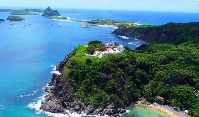 Vista do Forte de Nossa Senhora dos Remédios em Fernando de Noronha