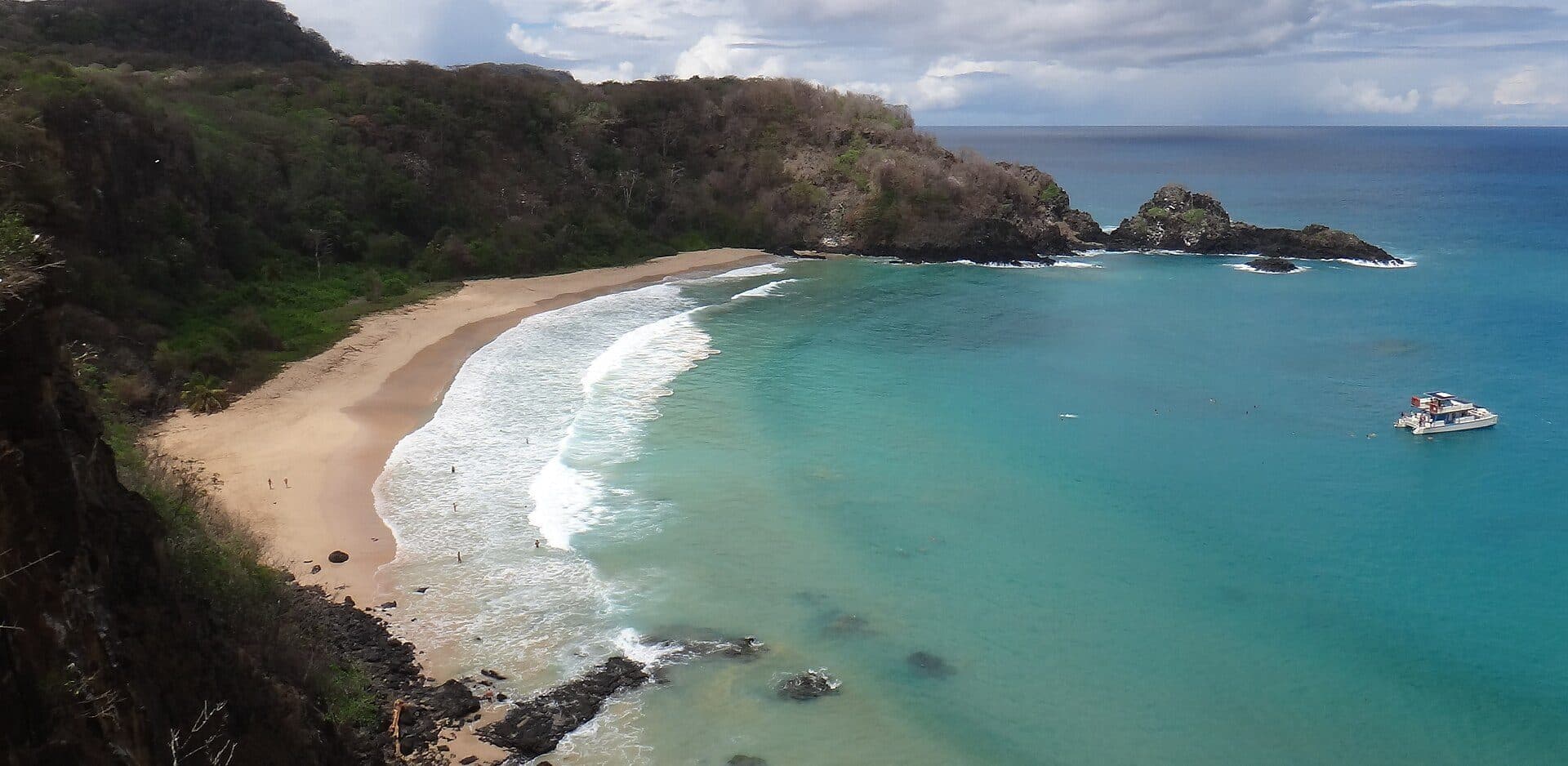 Vista da Baía do Sancho a partir do Mirante dos Golfinhos em Fernando de Noronha
