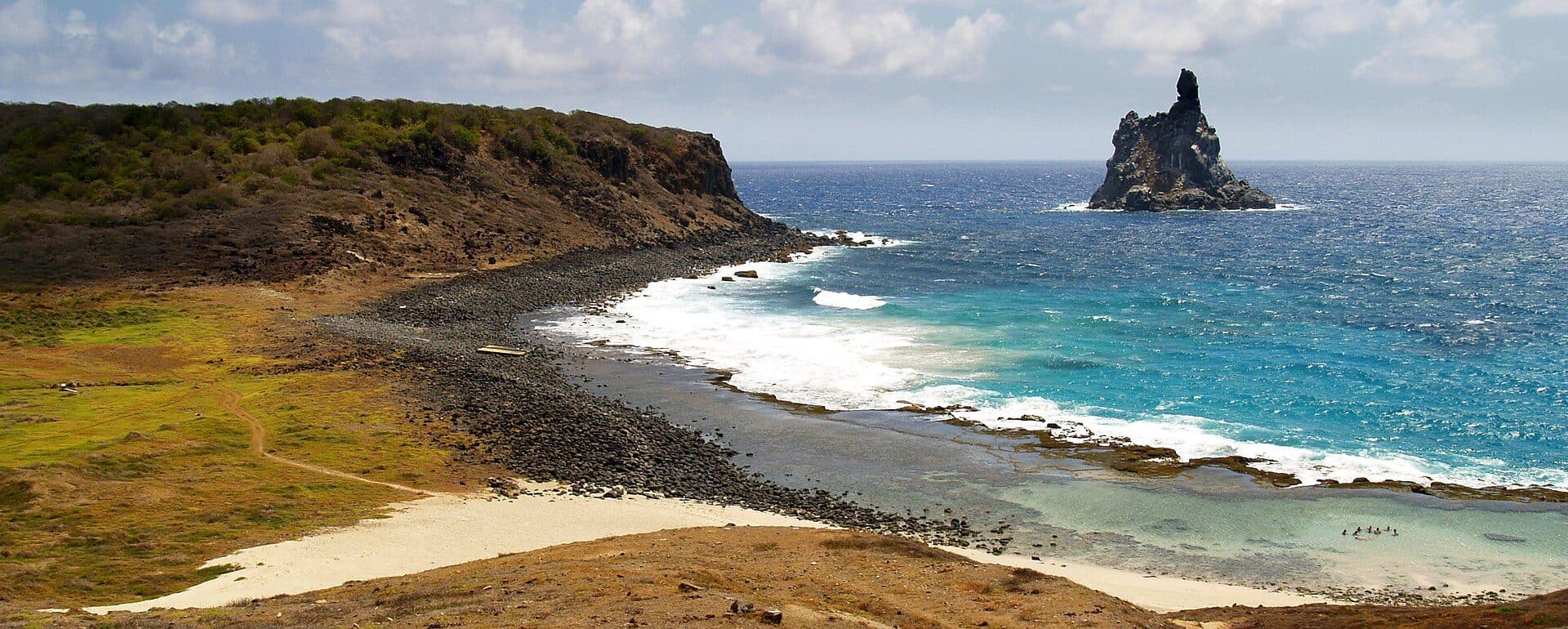 Raia nadando na Praia da Atalaia em Fernando de Noronha