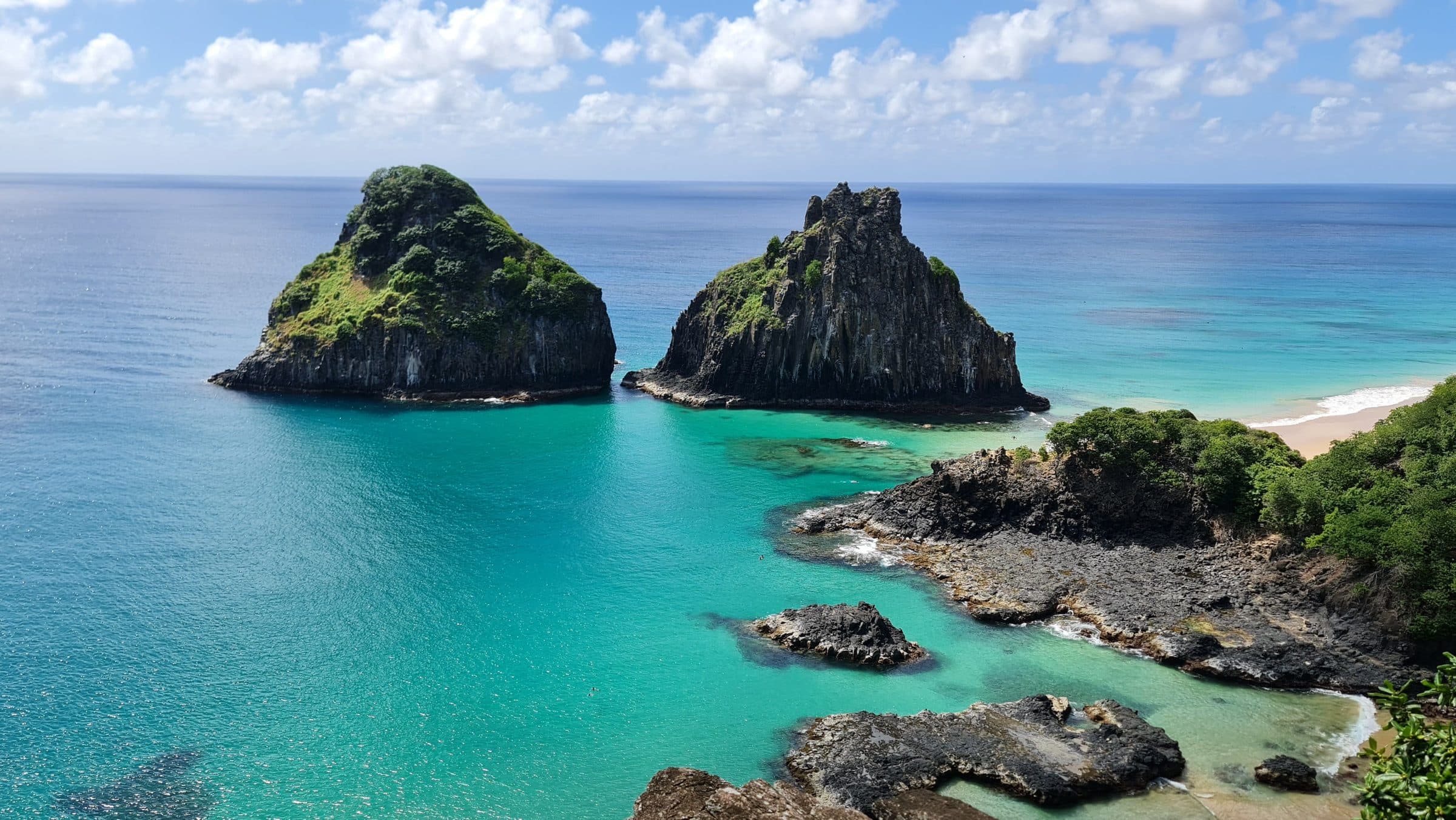 Vista do Morro Dois Irmãos com águas azul-turquesa e vegetação densa