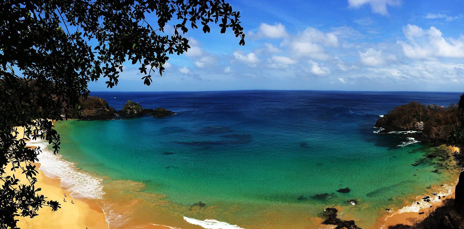 Vista da Praia do Sancho em Fernando de Noronha