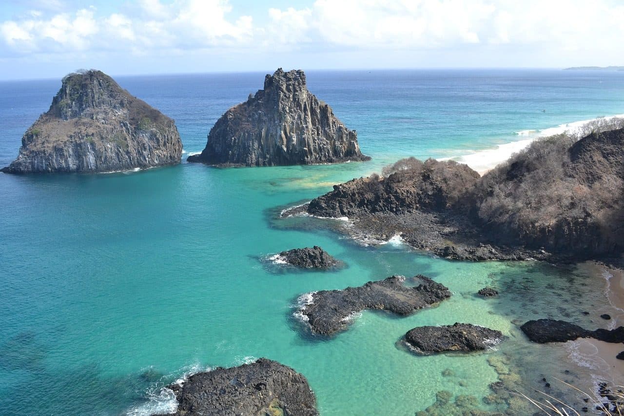 Vista da praia e do mar durante o pôr do sol em Fernando de Noronha