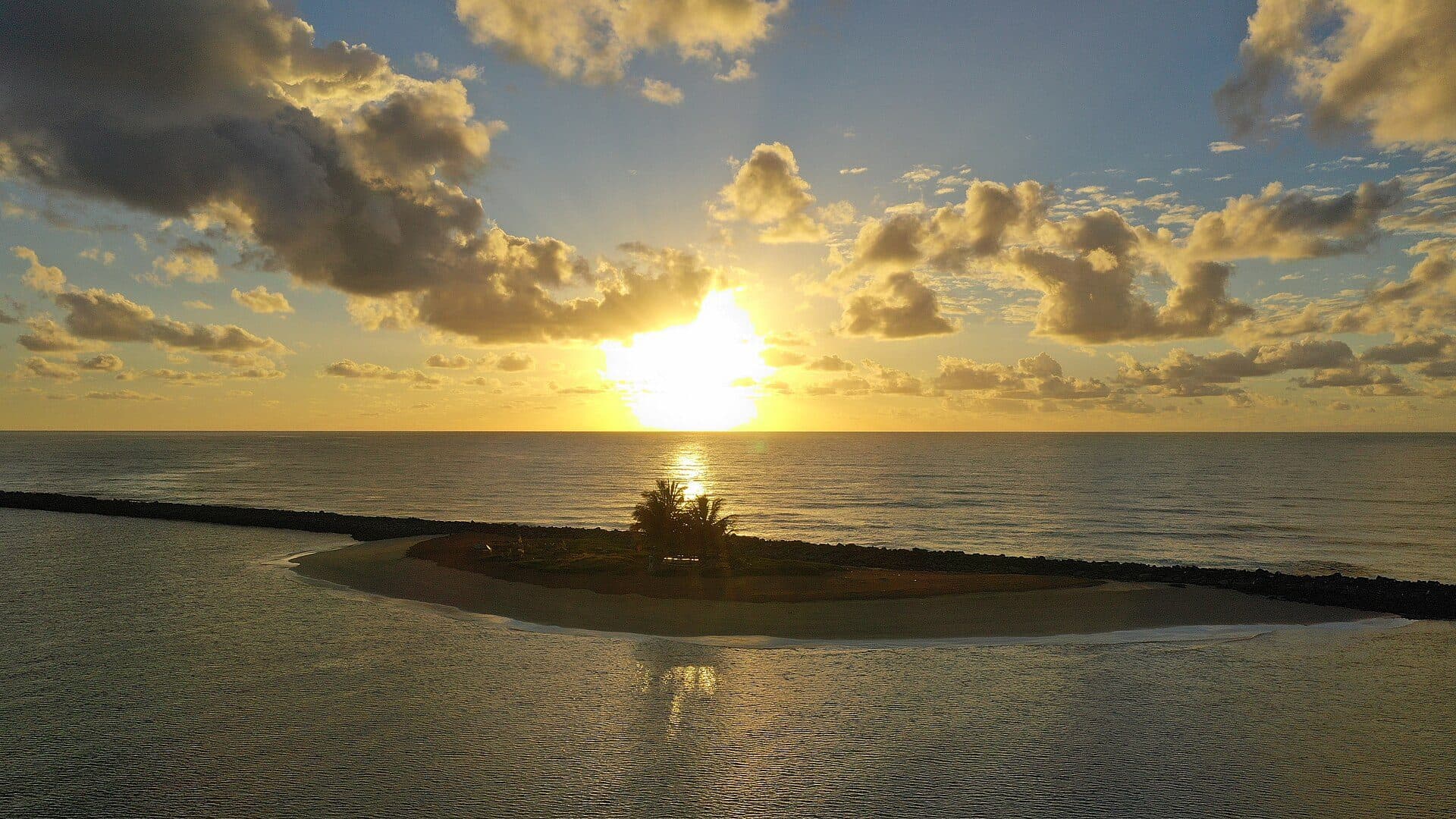 Nascer do sol na Ilha da Amizade na praia de Casa Caiada, Olinda