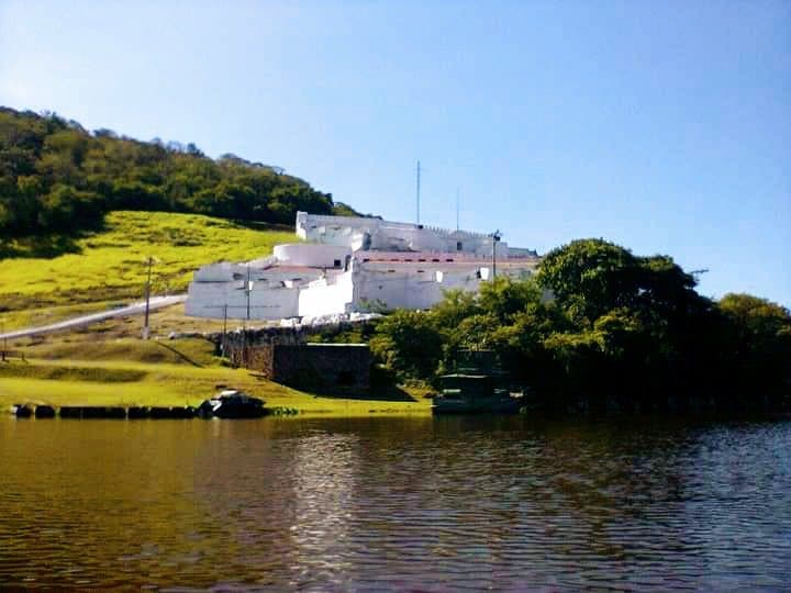 Vista do Forte de Coimbra a partir do Rio Paraguai