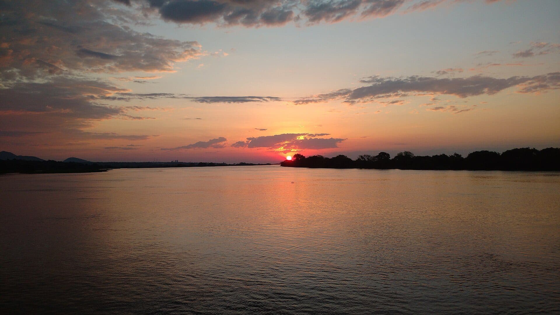 Vista do pôr do sol sobre as águas do Rio Paraguai no Pantanal