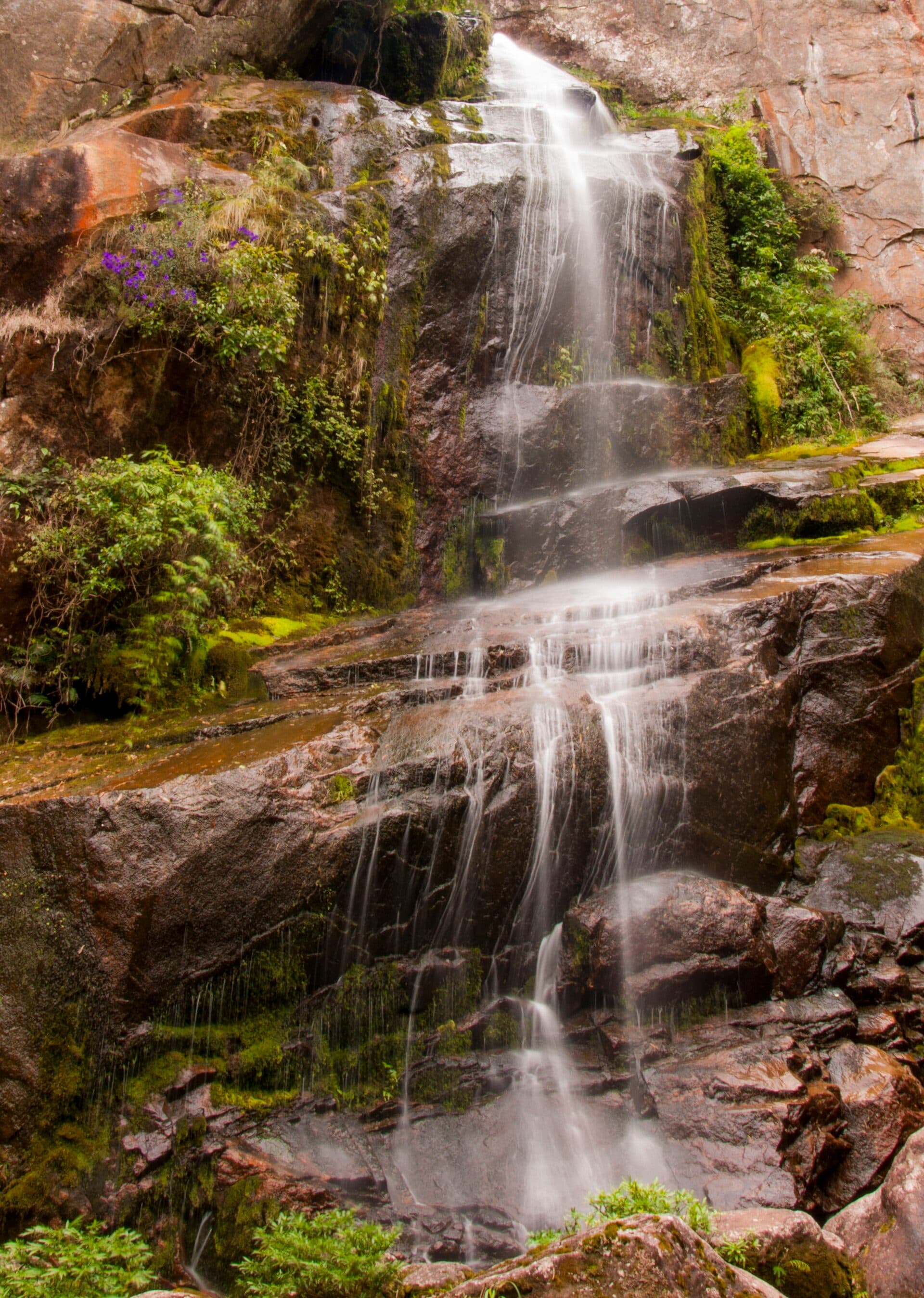 Vista da queda d'água da Cachoeira Véu da Noiva