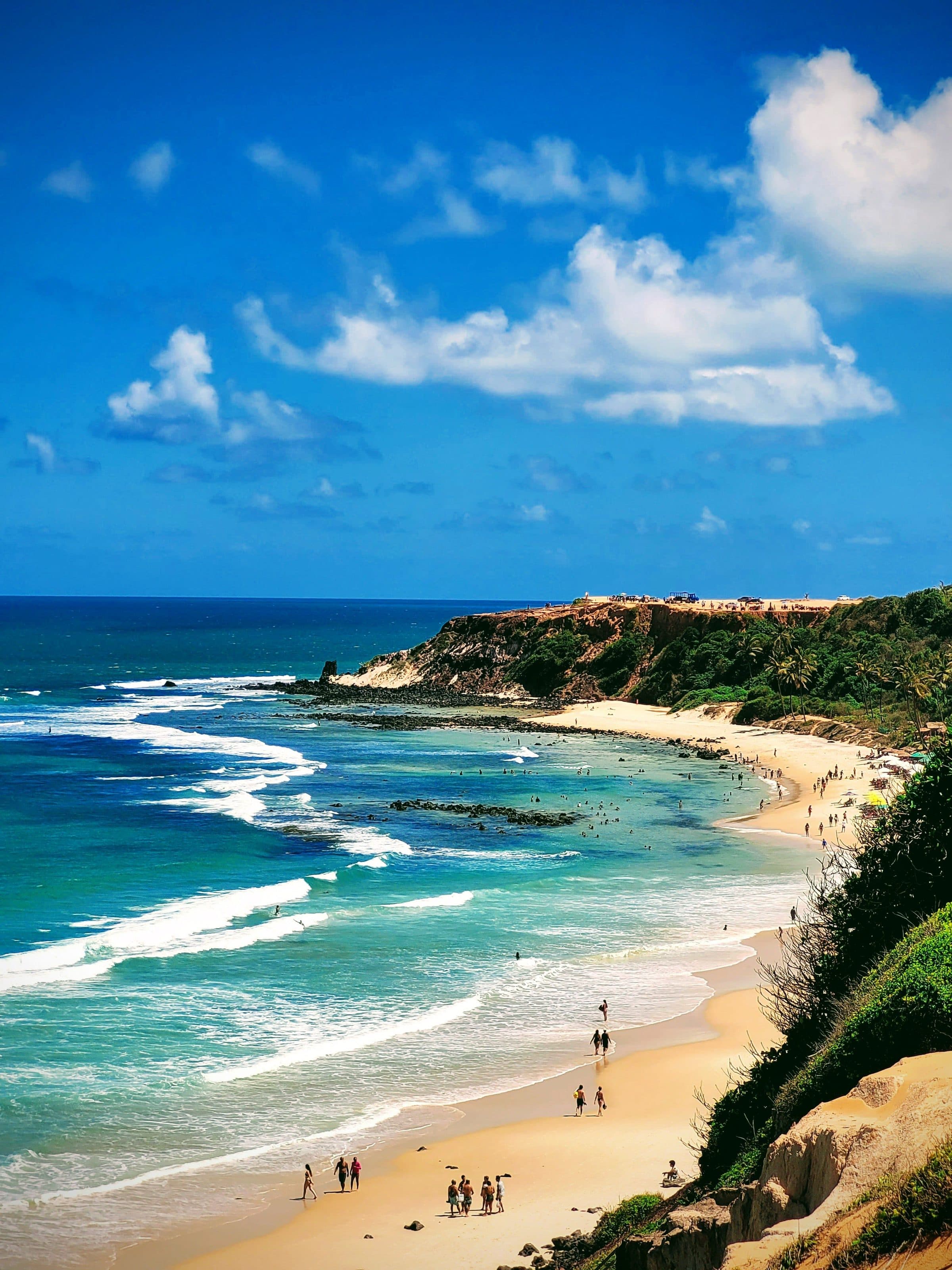Praia da Pipa com águas azul-turquesa e faixa de areia dourada