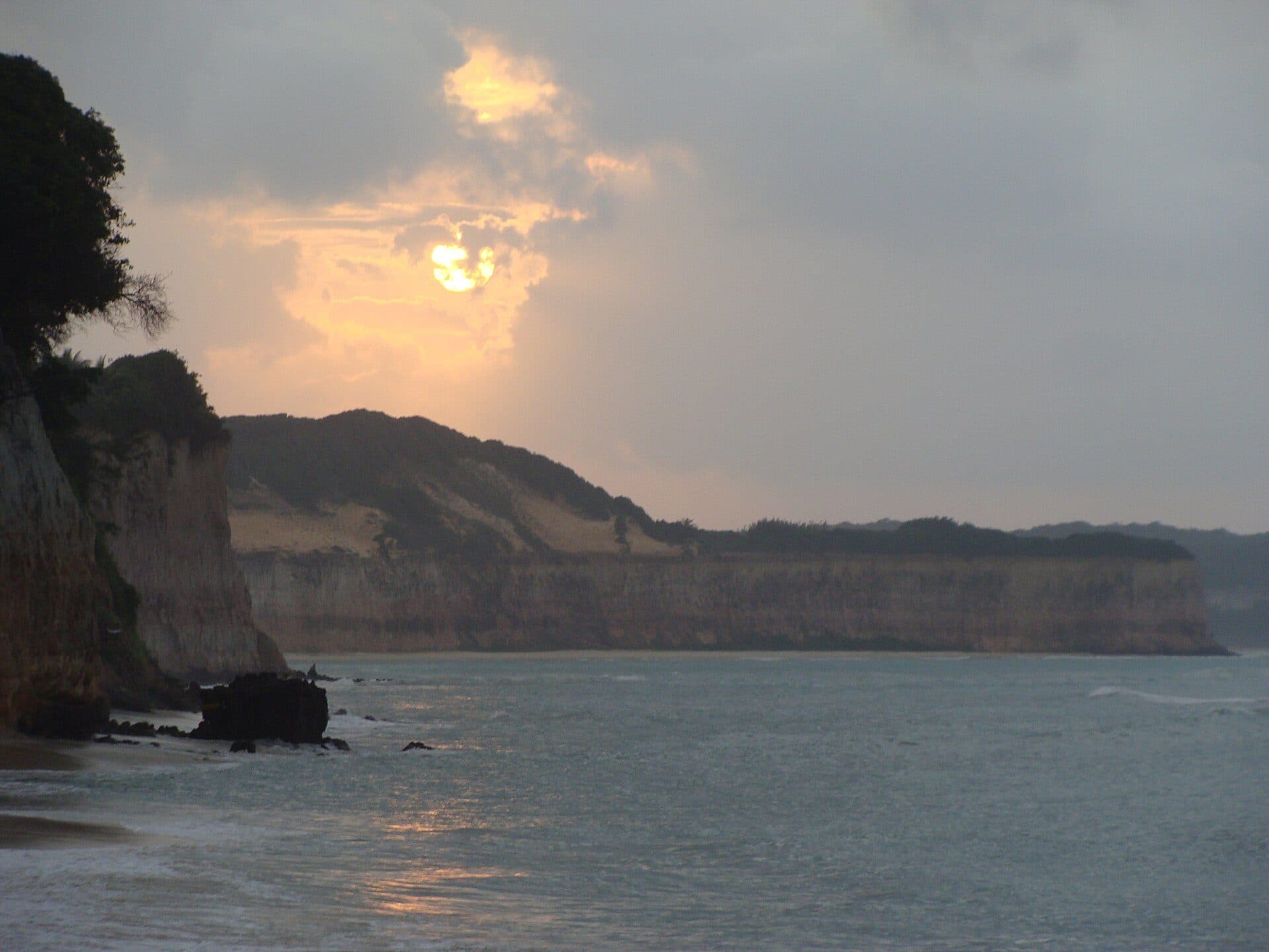 Vista do pôr do sol na orla da Praia do Centro