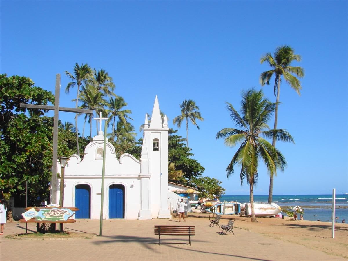 Vista da orla da Praia do Forte no litoral da Bahia