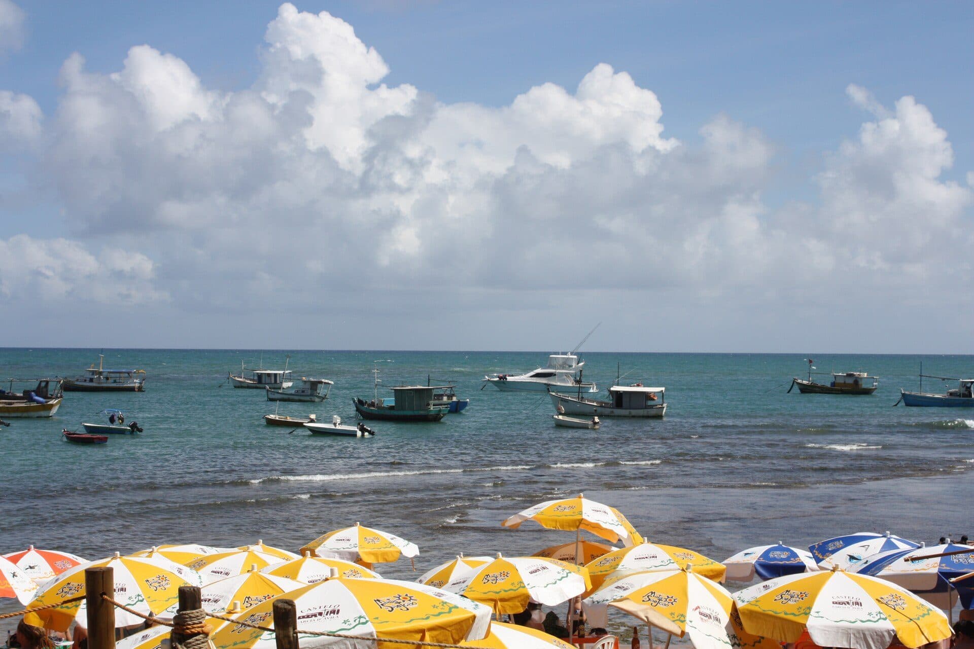 Vista da faixa de areia e do mar na Praia do Forte
