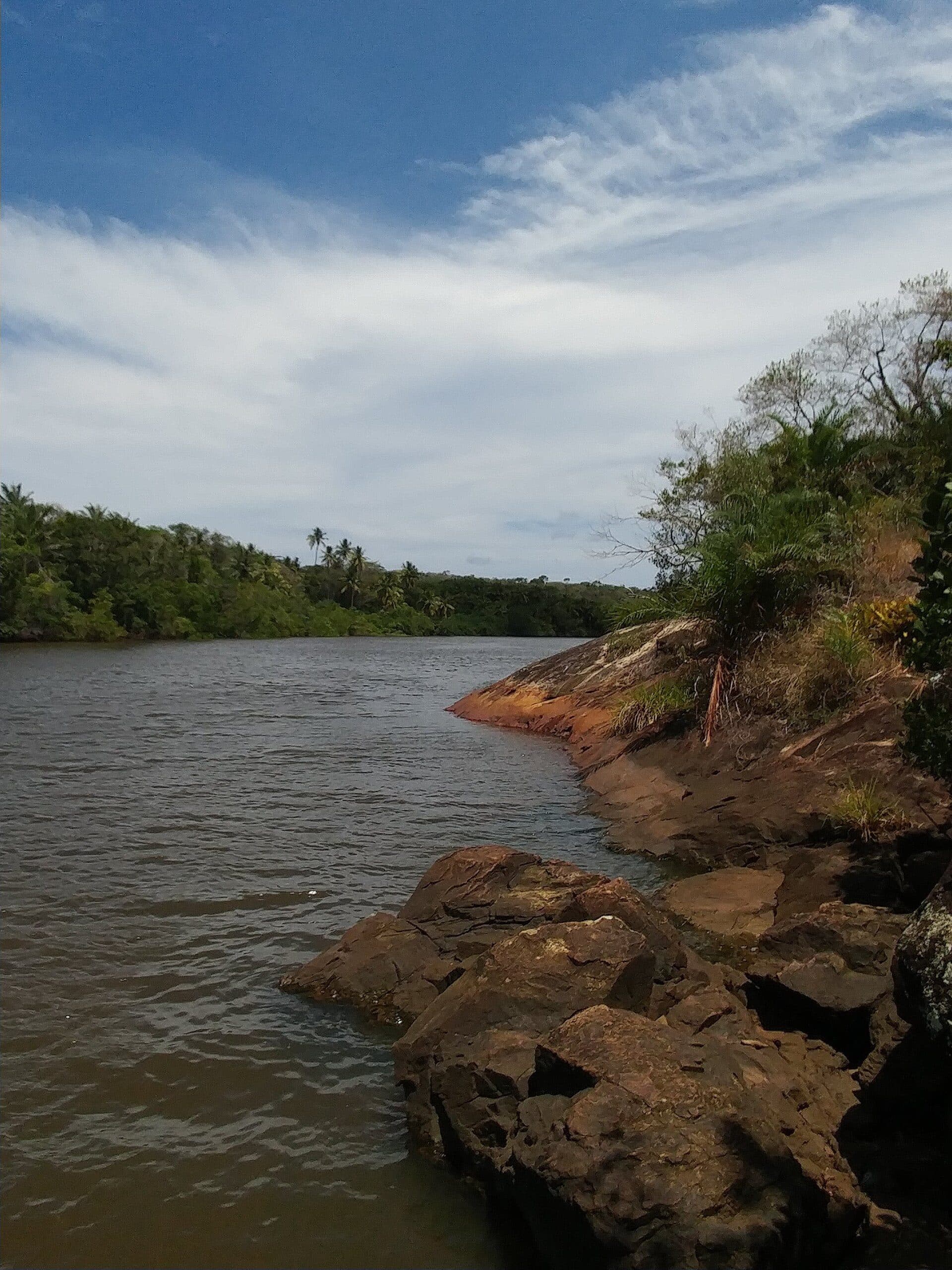 Vista do Rio Pojuca na divisa entre os municípios de Camaçari e Mata de São João, na Bahia