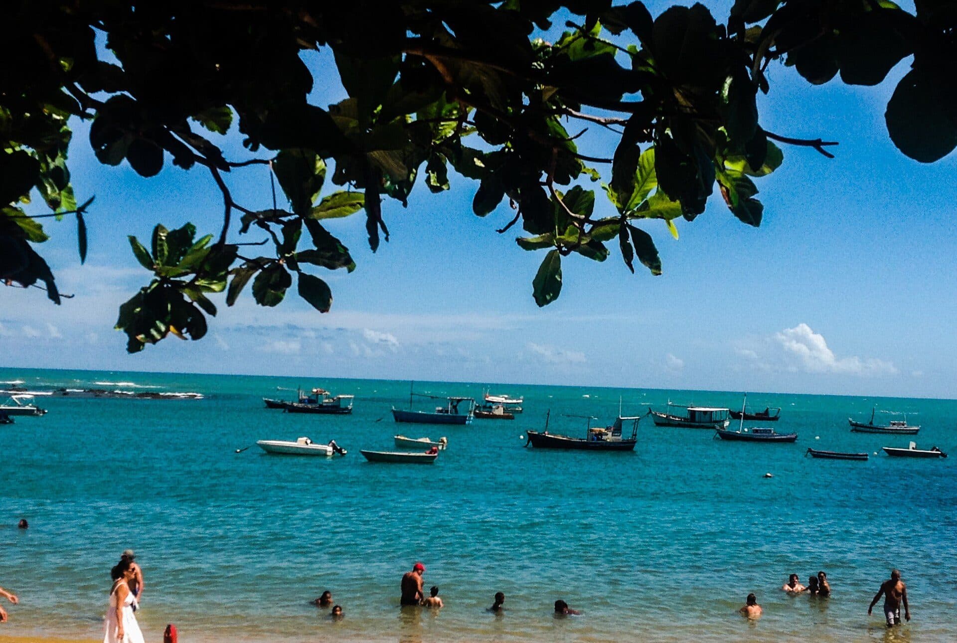 Vista da orla e do mar na Praia do Forte