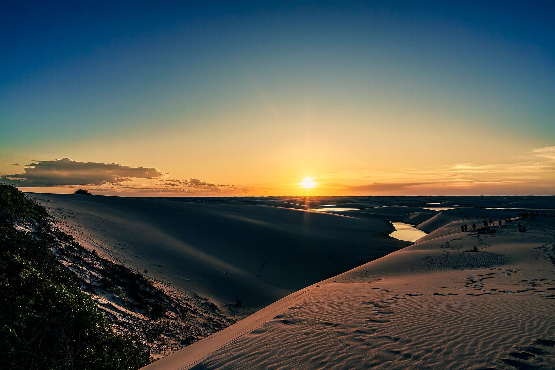 Vista das dunas de areia e lagoas nos Lençóis Maranhenses