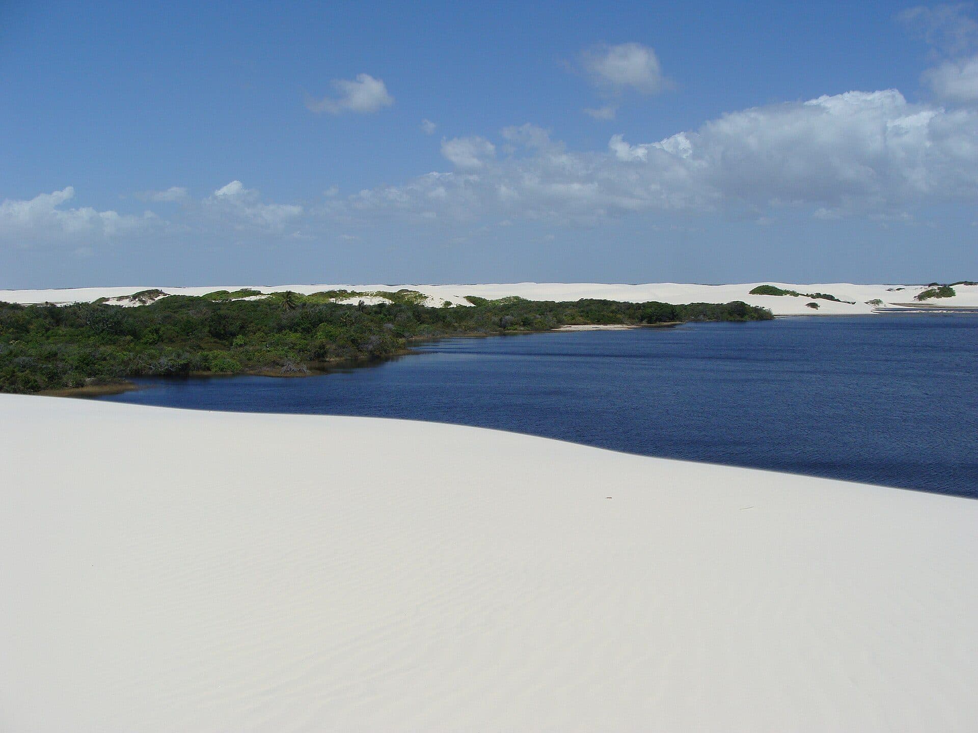 Vista da Lagoa de Betânia cercada por dunas de areia branca