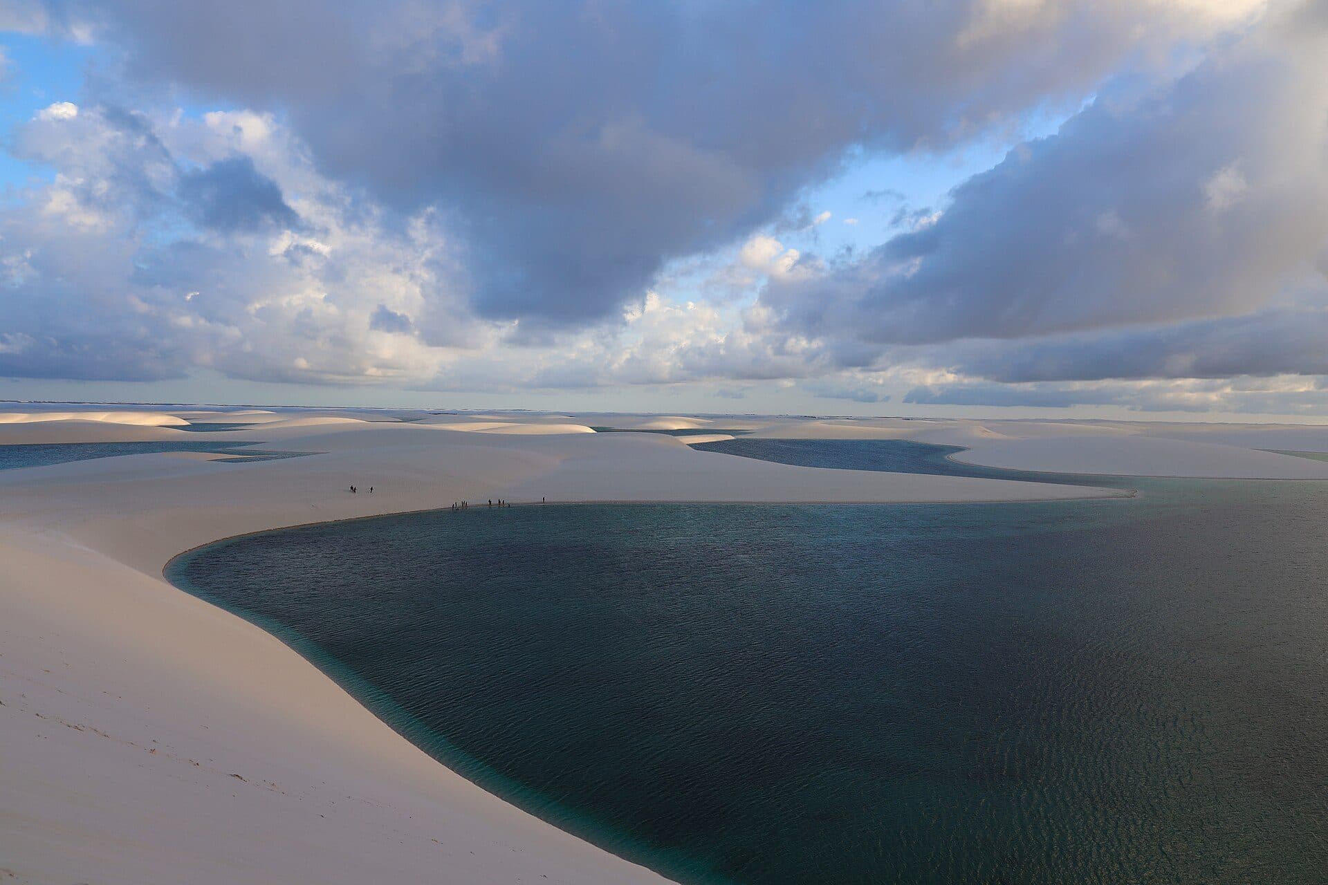 Paisagem de dunas e lagoas no Parque Nacional dos Lençóis Maranhenses