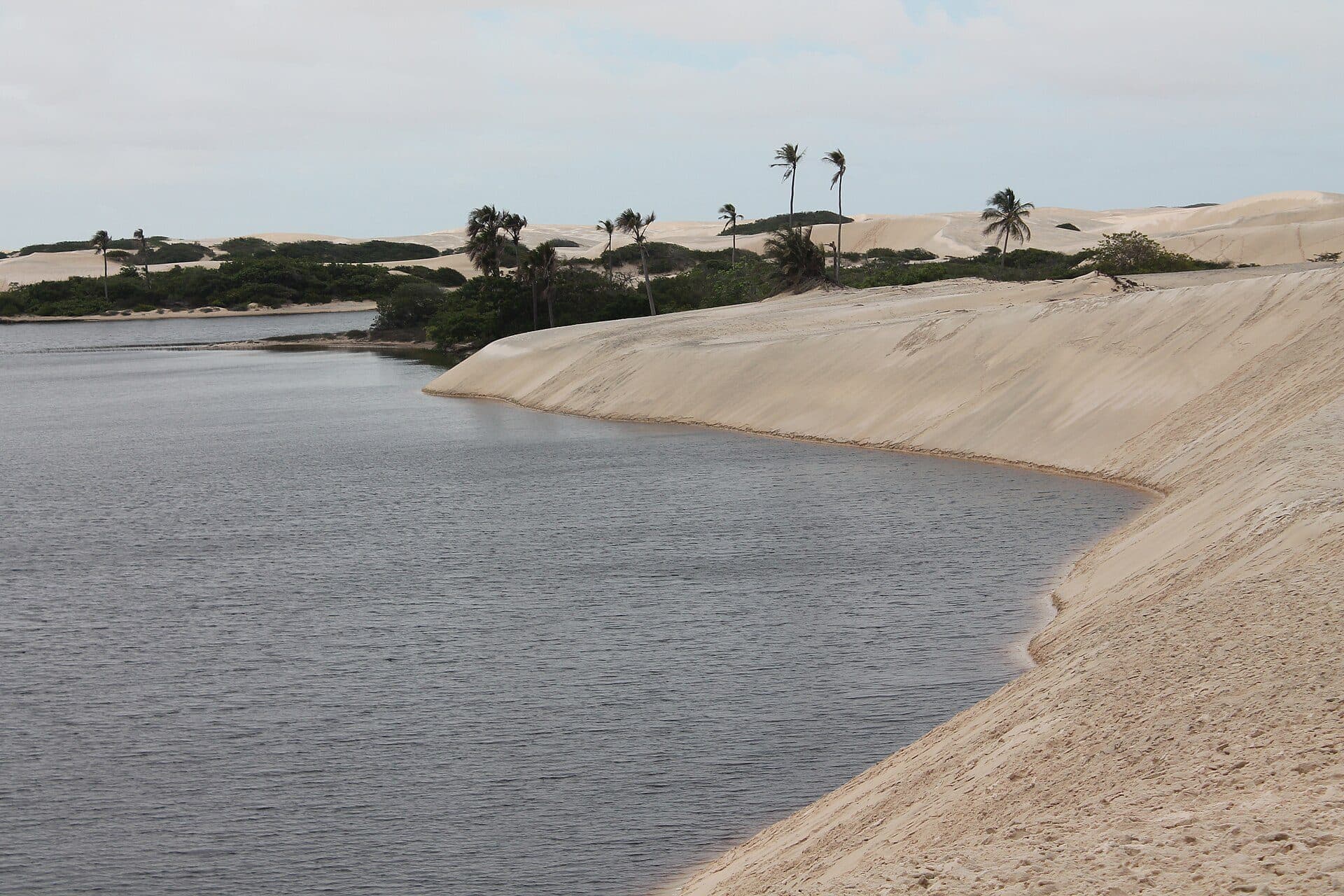 Vista panorâmica das águas da Lagoa da Esperança em meio à natureza