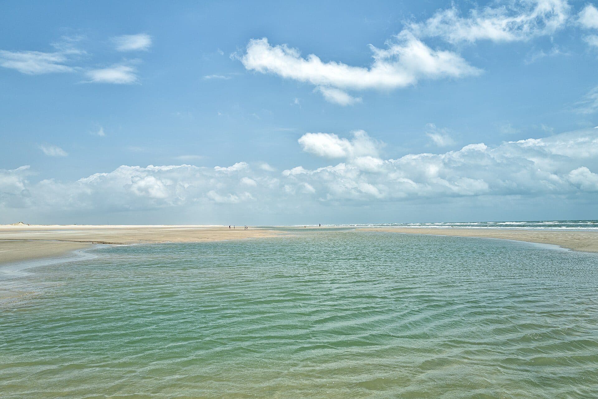 Vista da faixa de areia e do mar na Praia de Caburé