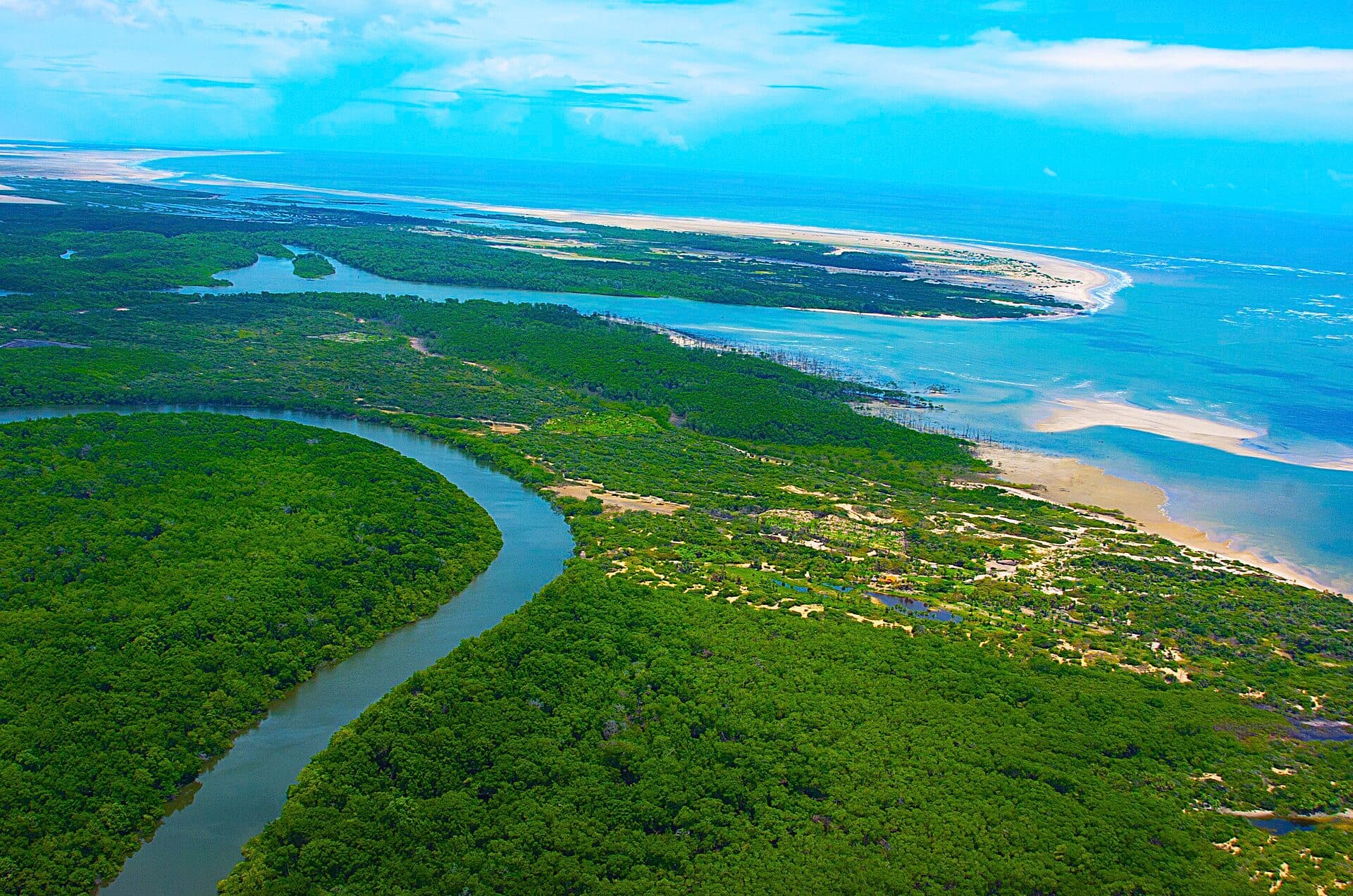 Vista aérea do Rio Preguiças encontrando o mar nos Lençóis Maranhenses