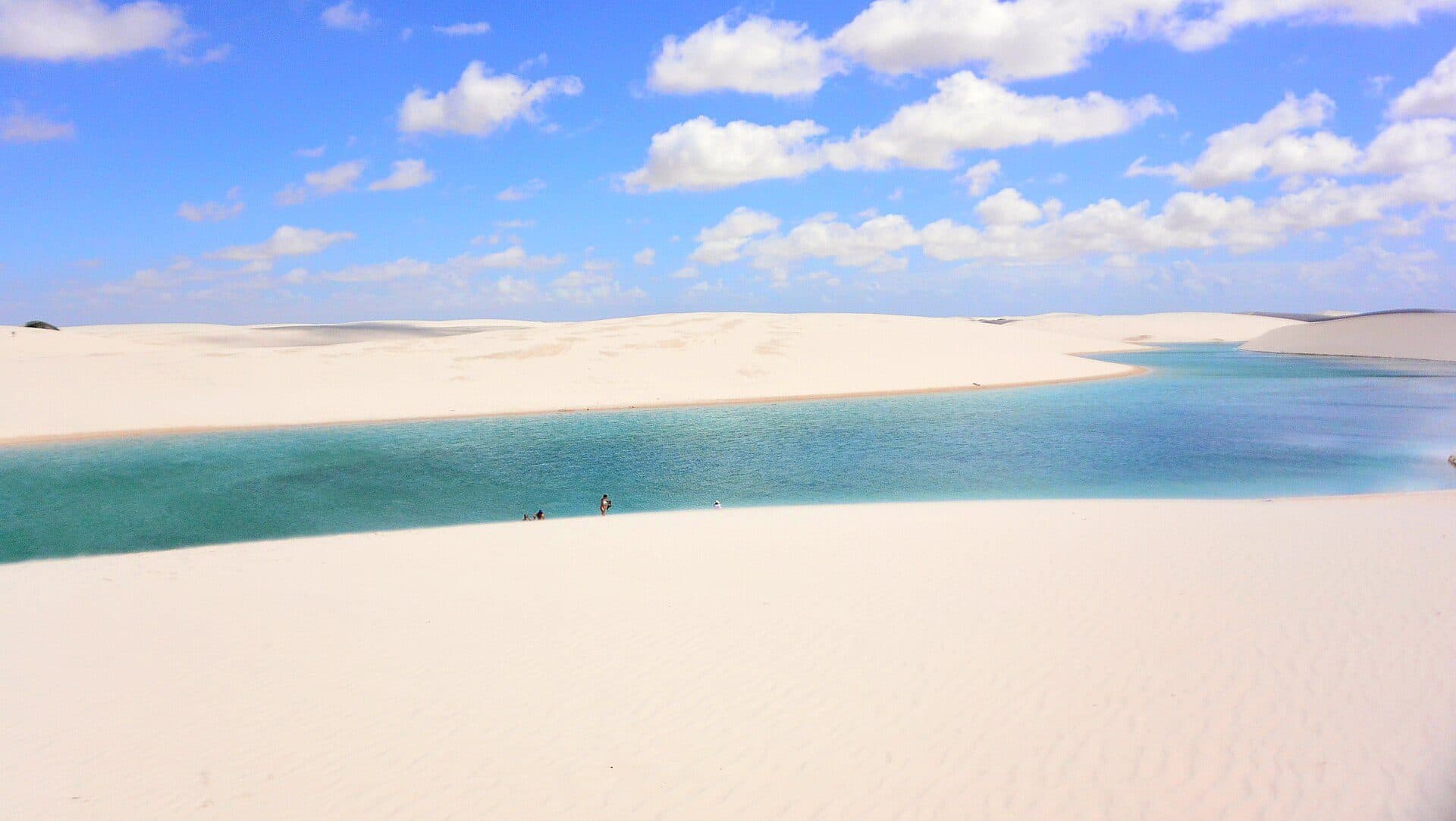 Vista da Lagoa Azul em meio às dunas nos Lençóis Maranhenses