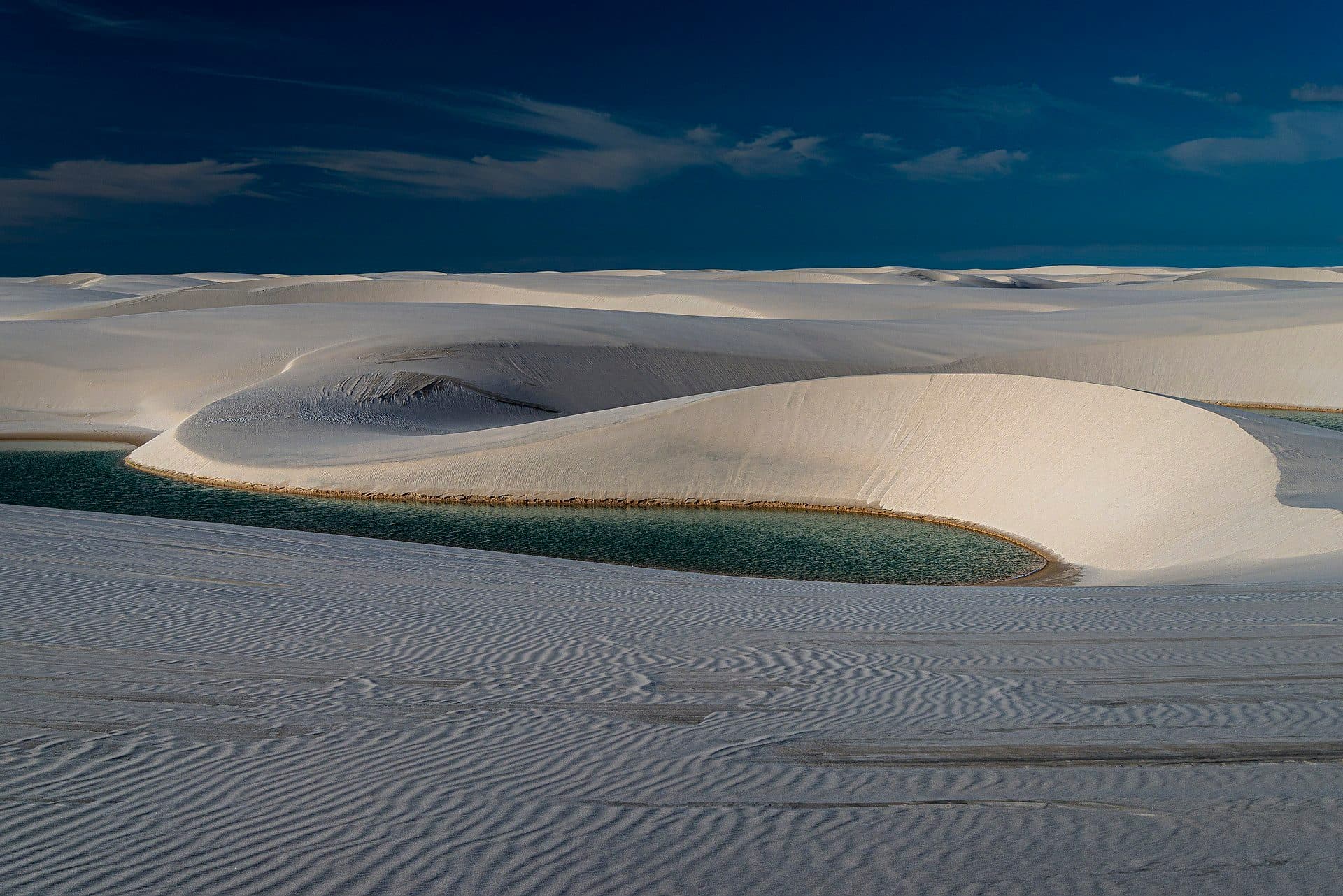 Paisagem de dunas e lagoas no Parque Nacional dos Lençóis Maranhenses