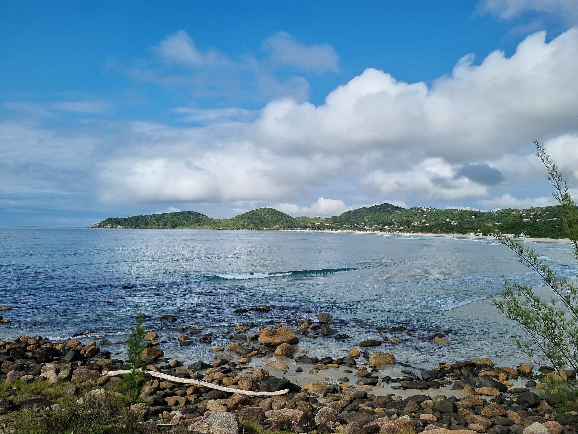 Vista da Praia do Rosa no município de Imbituba