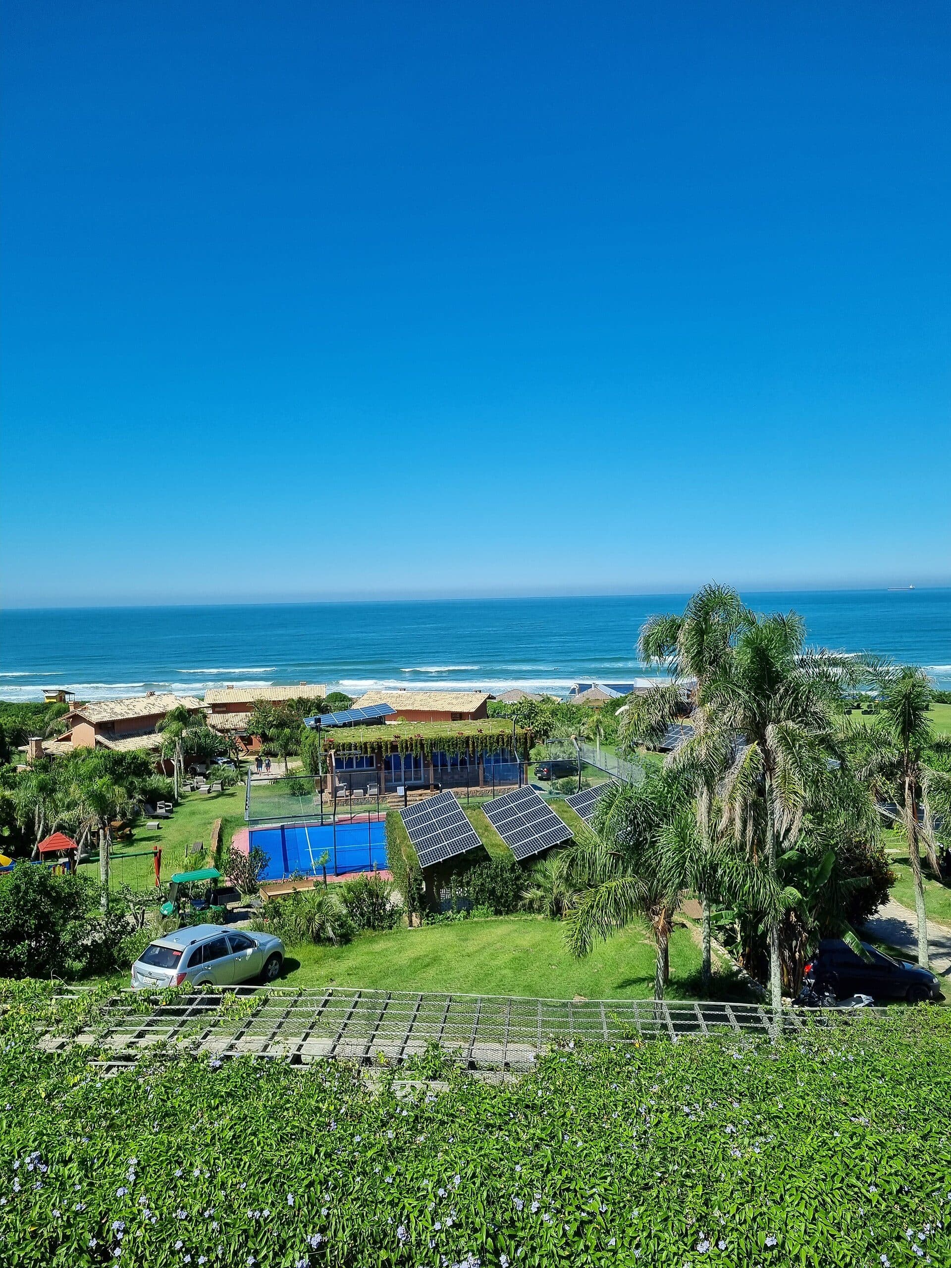 Vista da Praia do Rosa em Imbituba durante o mês de março