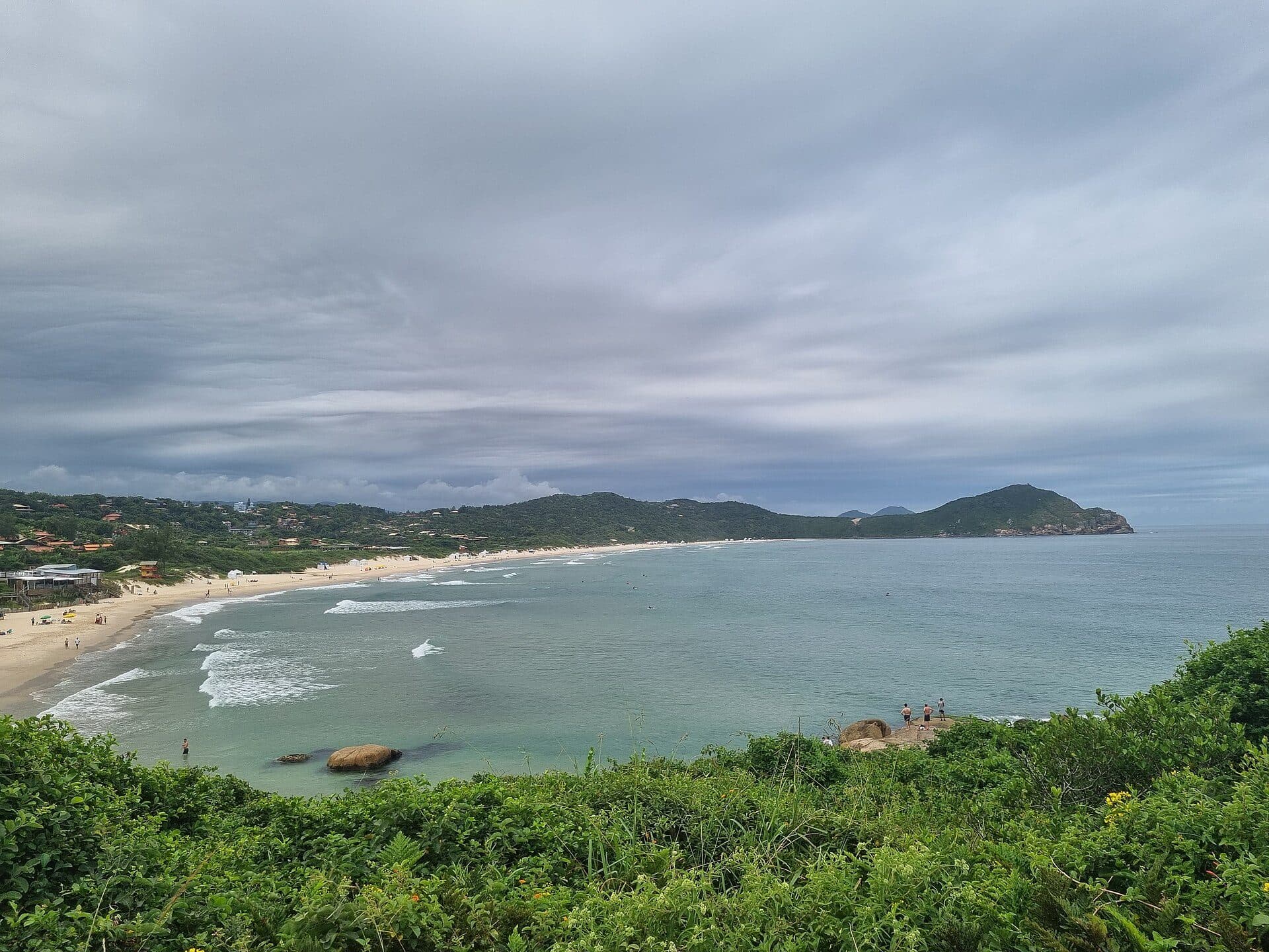 Vista da Praia do Rosa no município de Imbituba