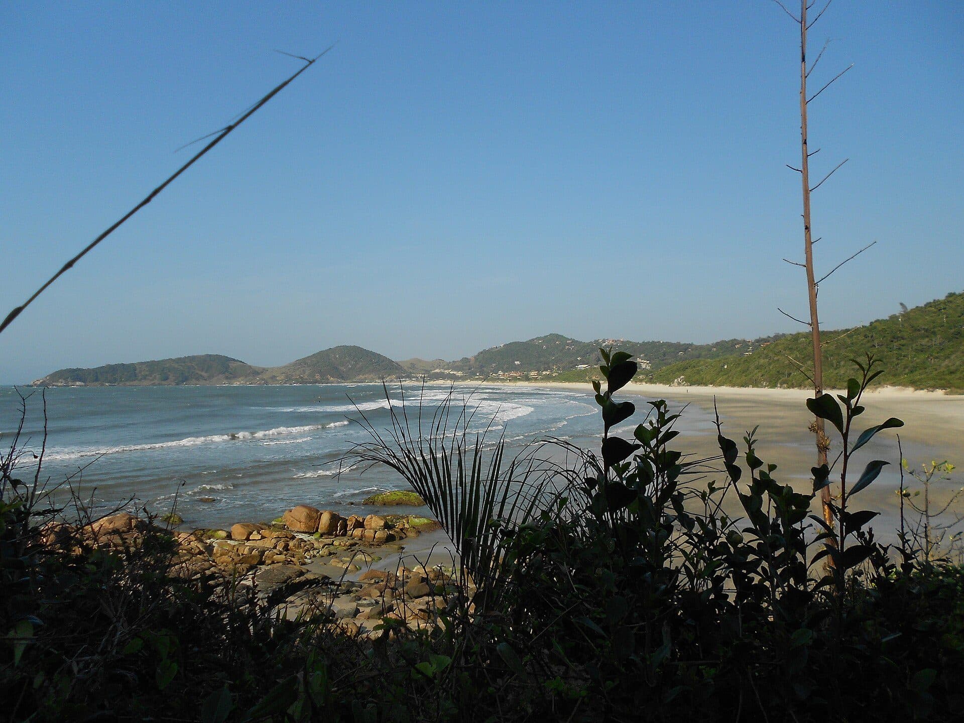 Vista da orla e do mar na Praia do Rosa Norte