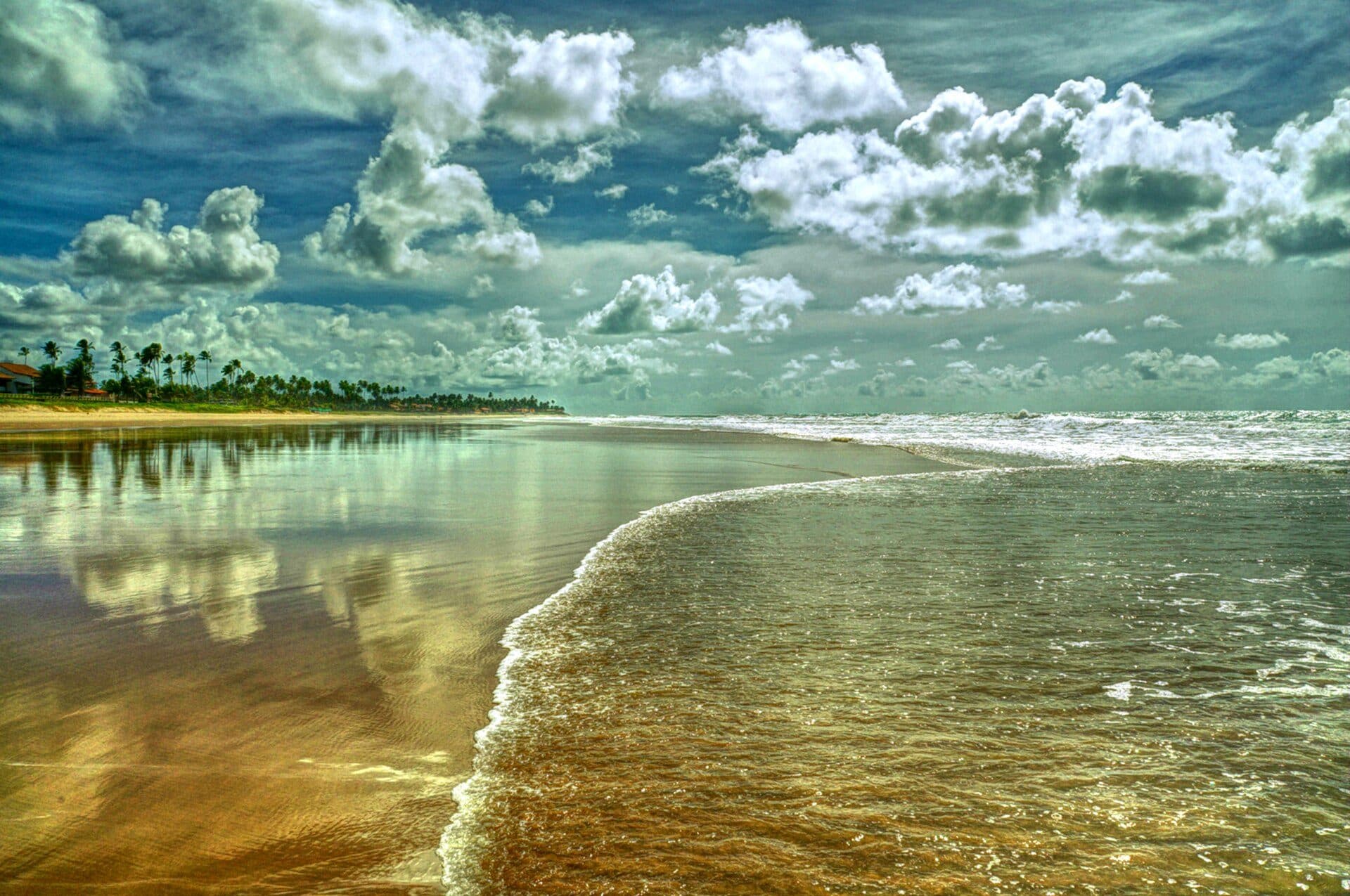 Vista da Praia do Cupe com mar e faixa de areia em Ipojuca, Pernambuco