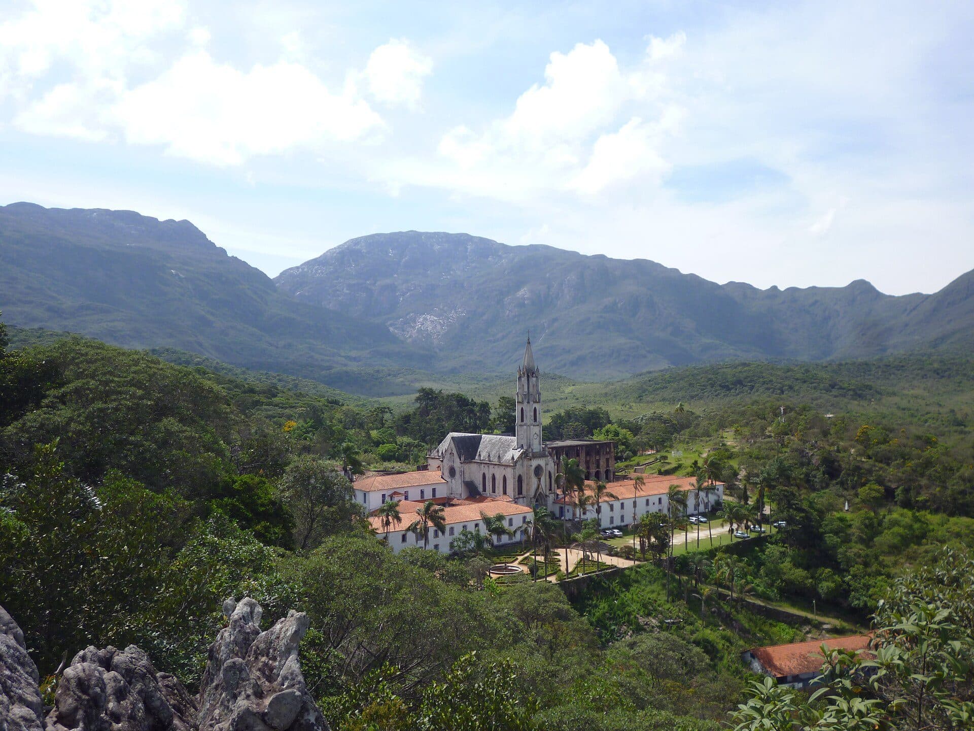 Vista do Santuário do Caraça a partir do Mirante do Cruzeiro em Minas Gerais