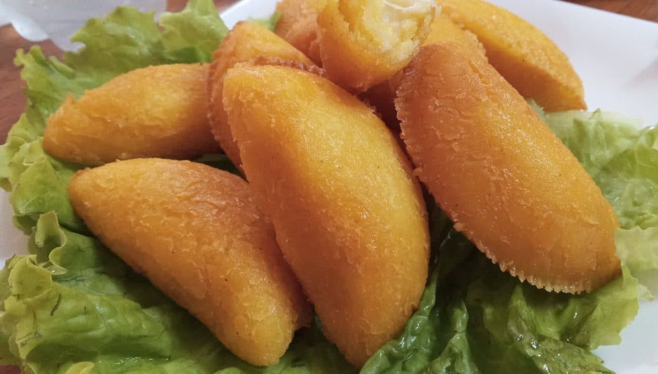 Porção de pastel de angu frito tradicional da culinária mineira
