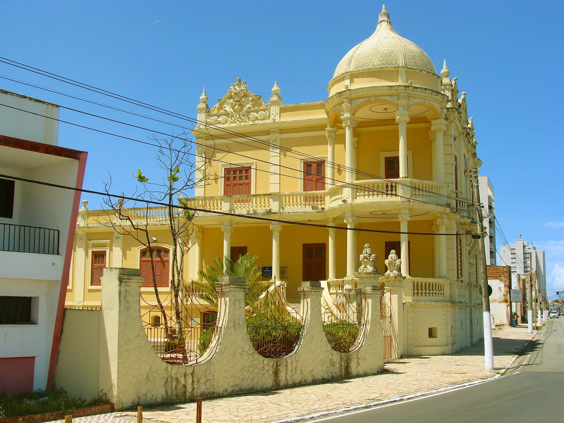 Vista externa da fachada do Museu Théo Brandão