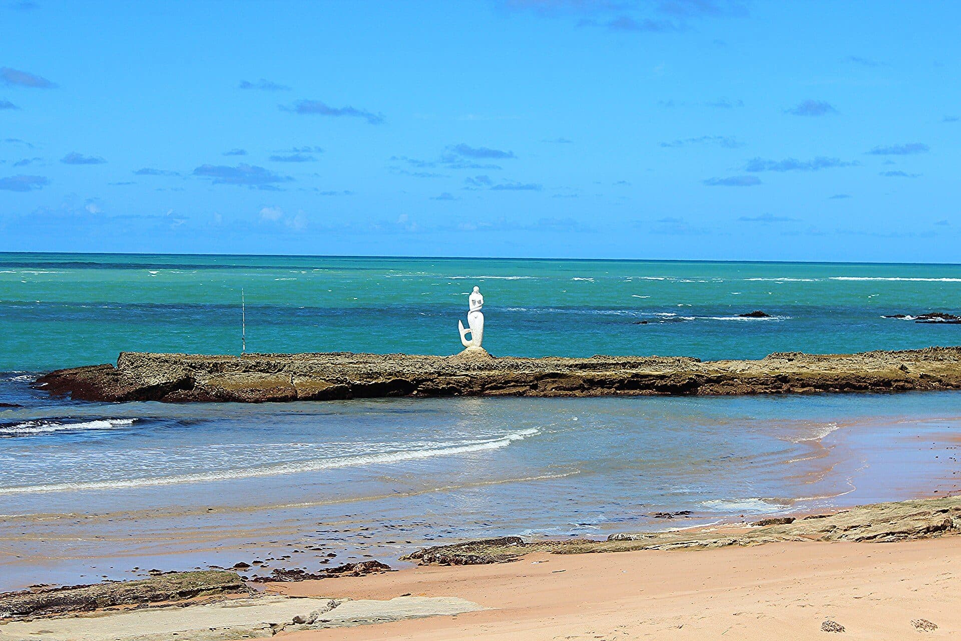 Monumento à beira-mar na Praia da Sereia em Alagoas