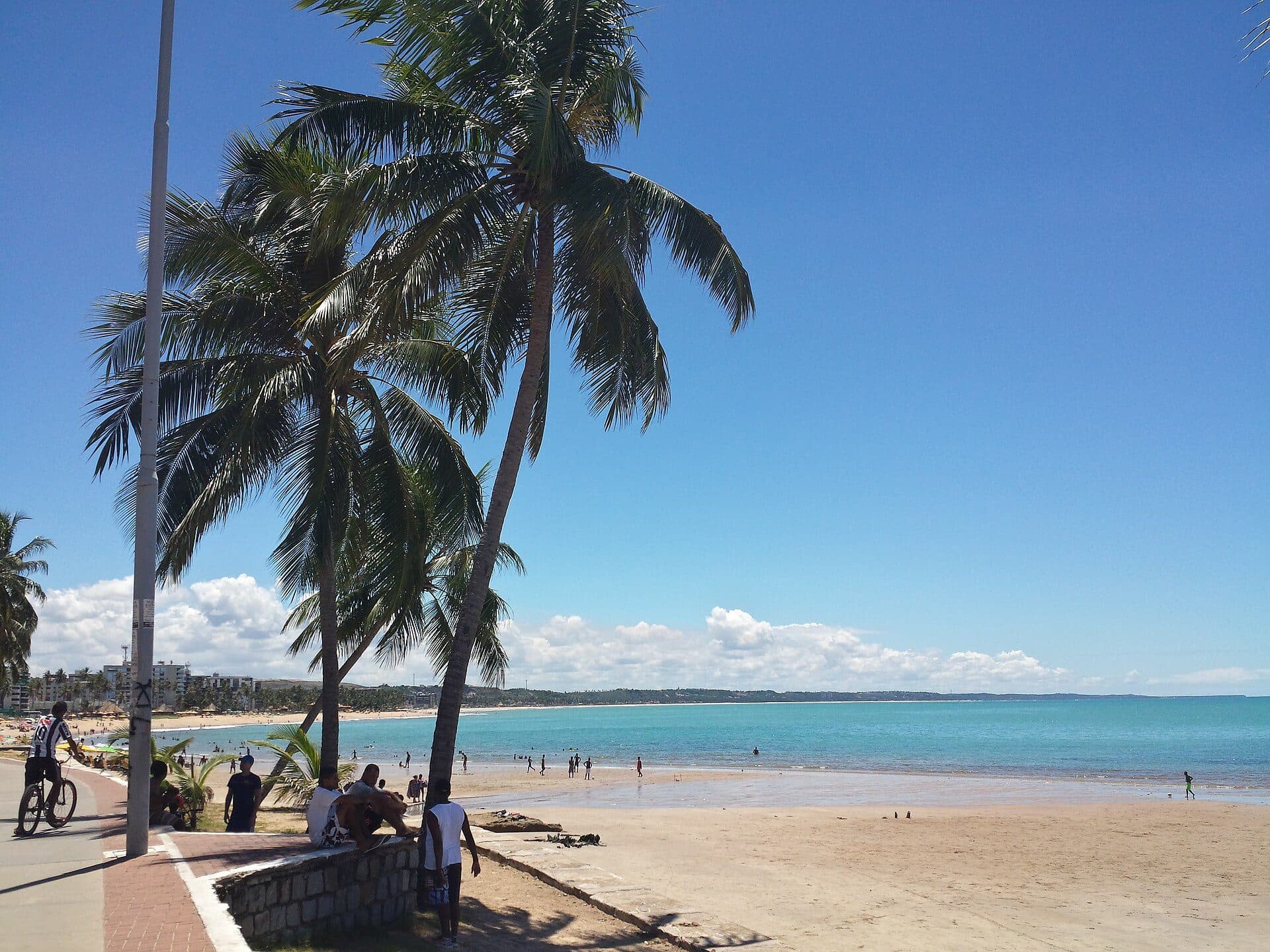Vista da orla e do mar na Praia de Ponta Verde em Alagoas