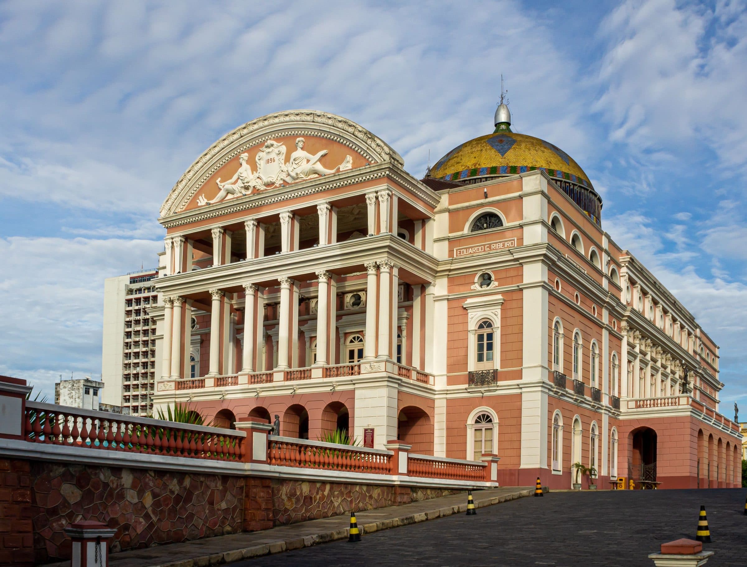 Vista externa da arquitetura histórica do Teatro Amazonas em Manaus