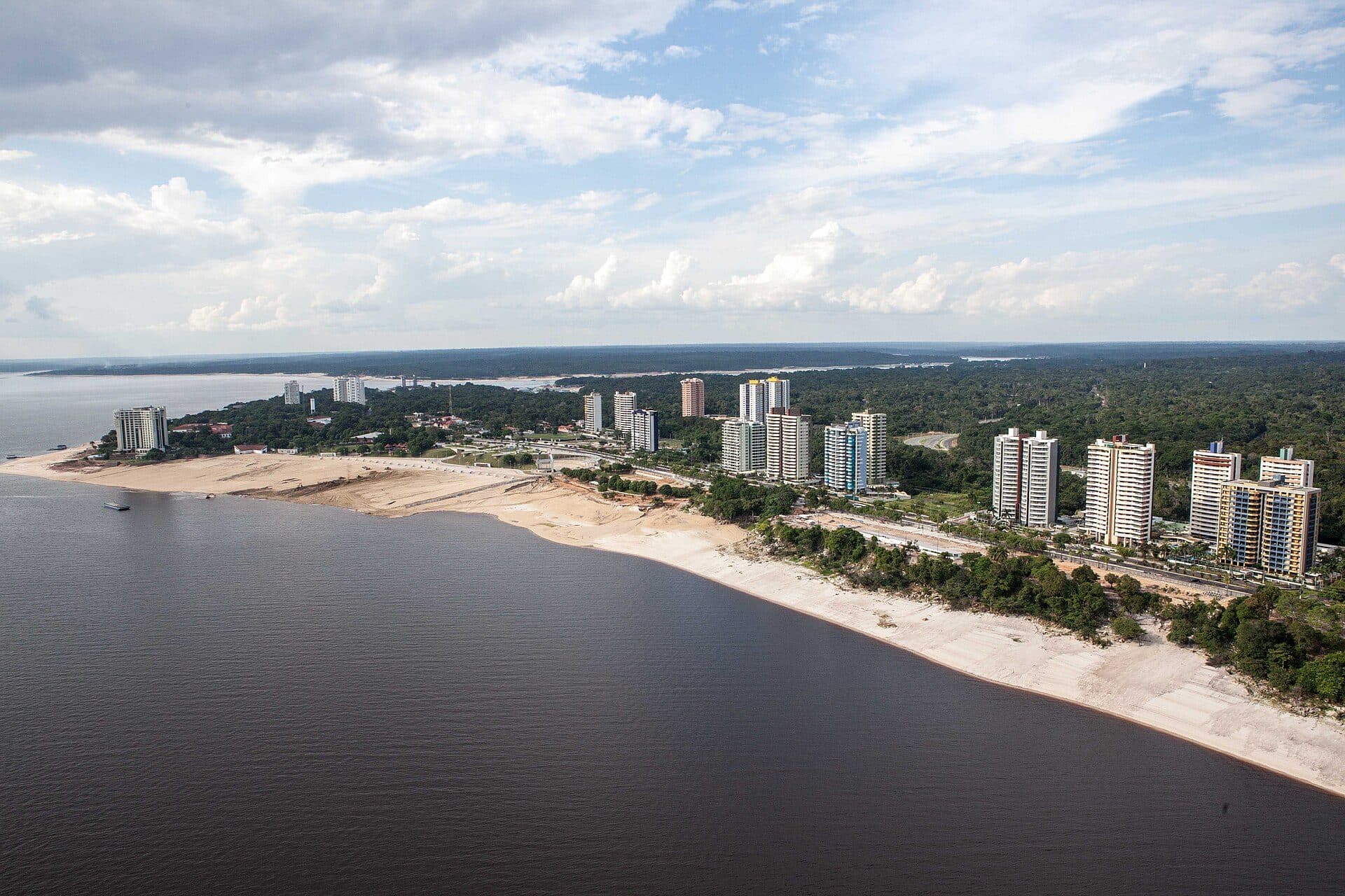 Vista da orla da Praia da Ponta Negra em Manaus