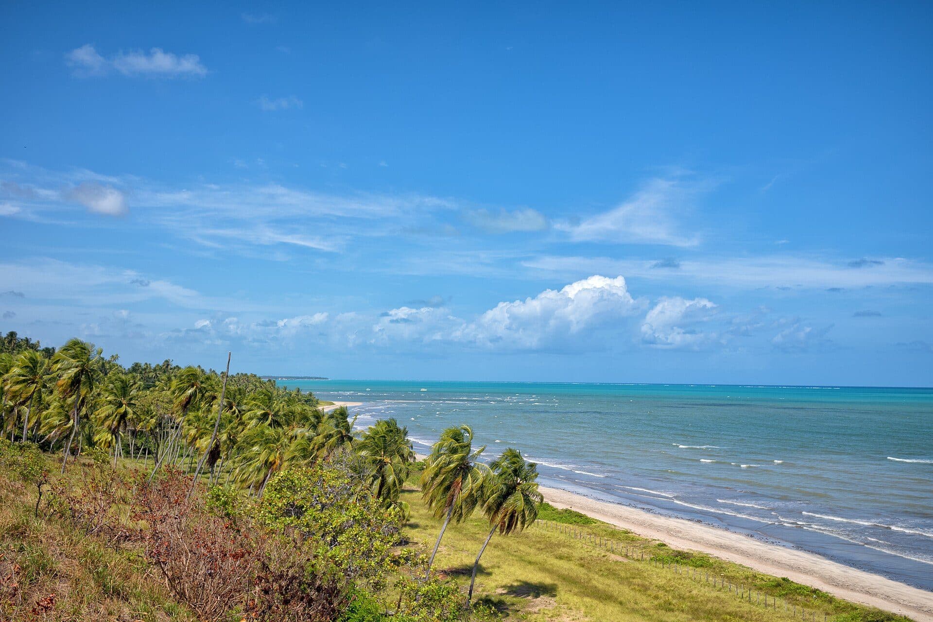 Vista da paisagem litorânea na Praia de Burgalhau