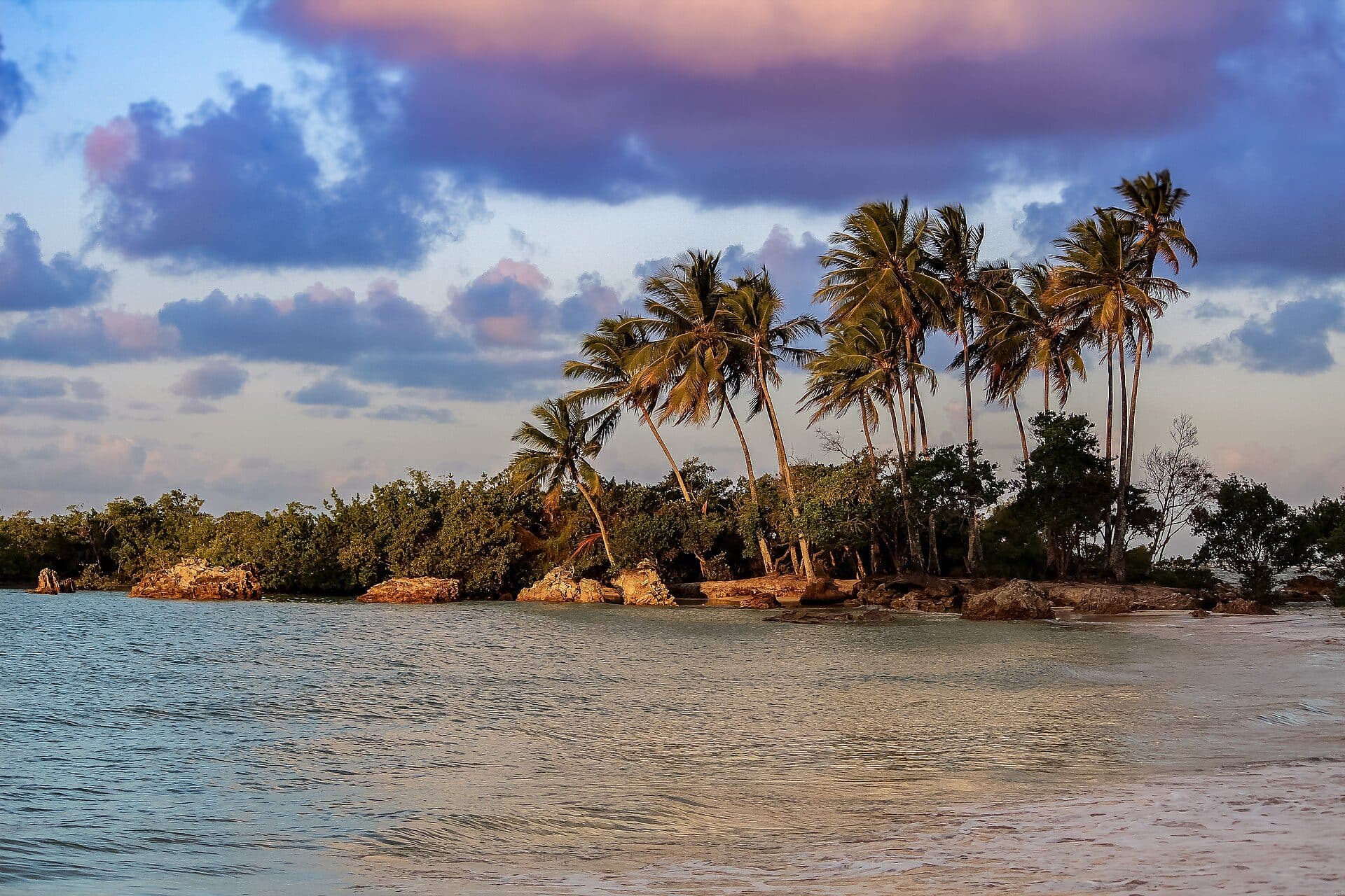 Paisagem litorânea com vista da Ilha da Saudade cercada pelo mar