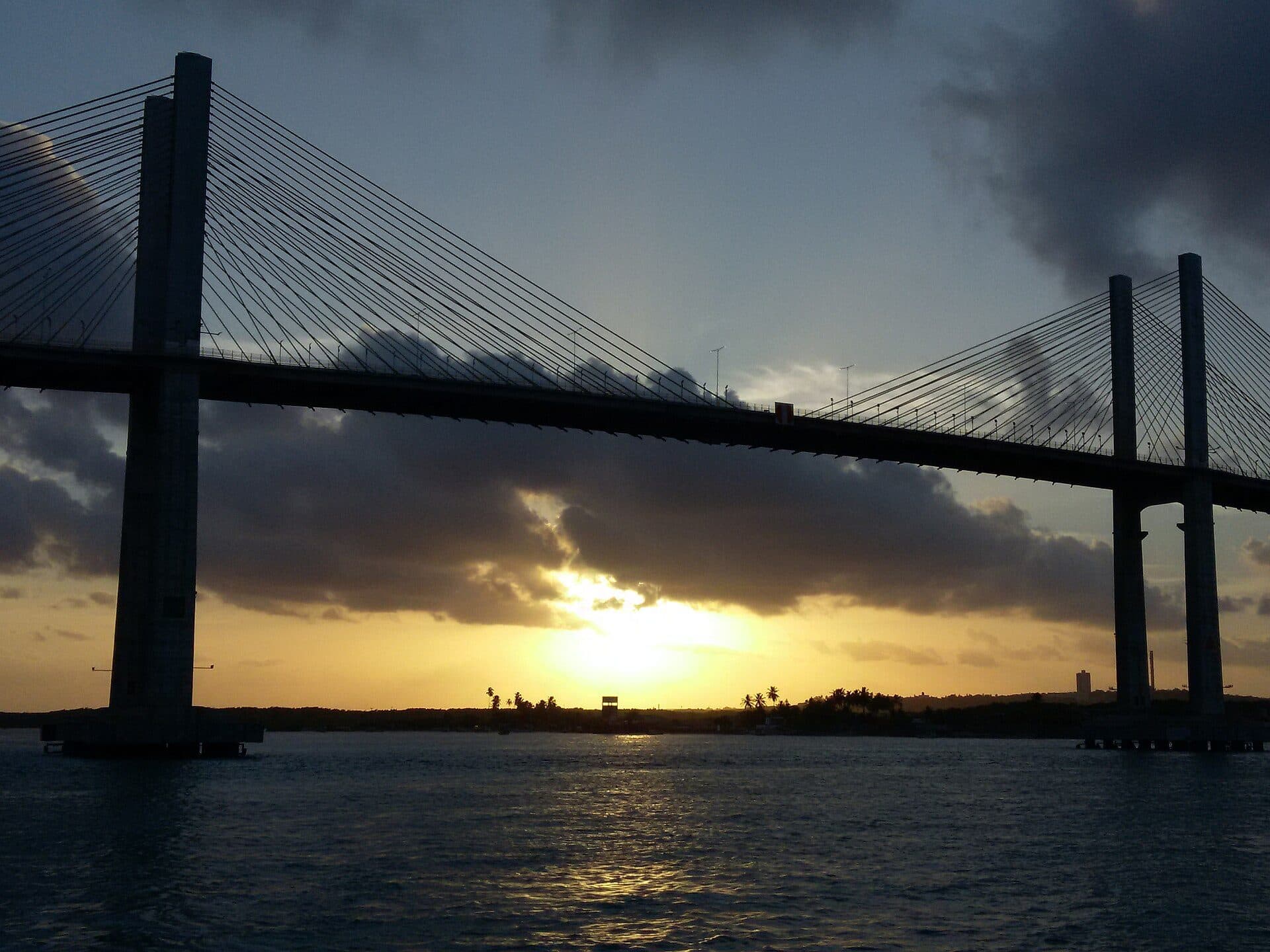 Vista do pôr do sol sobre as águas do Rio Potengi