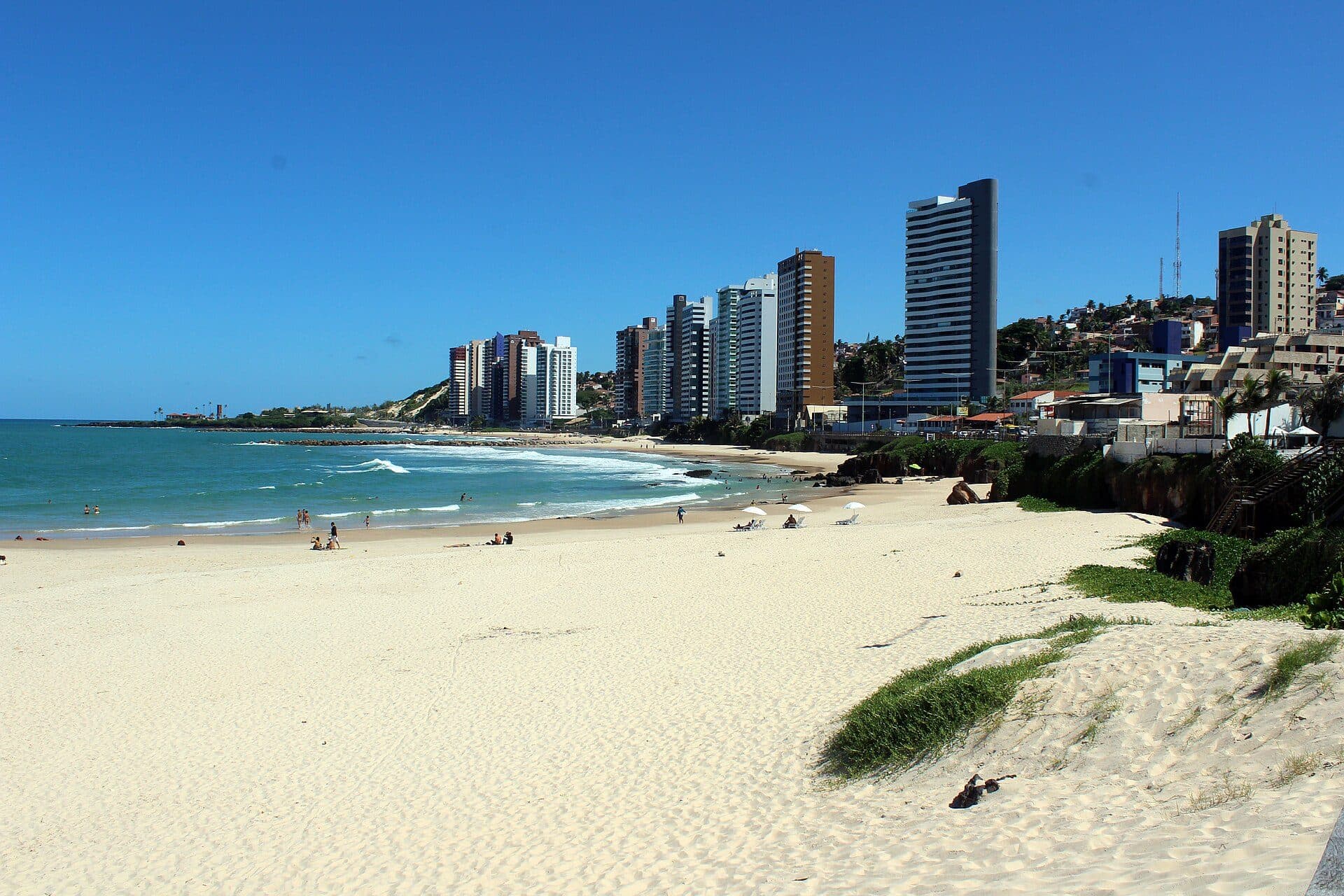 Vista da orla marítima da Praia dos Artistas em Natal, Rio Grande do Norte